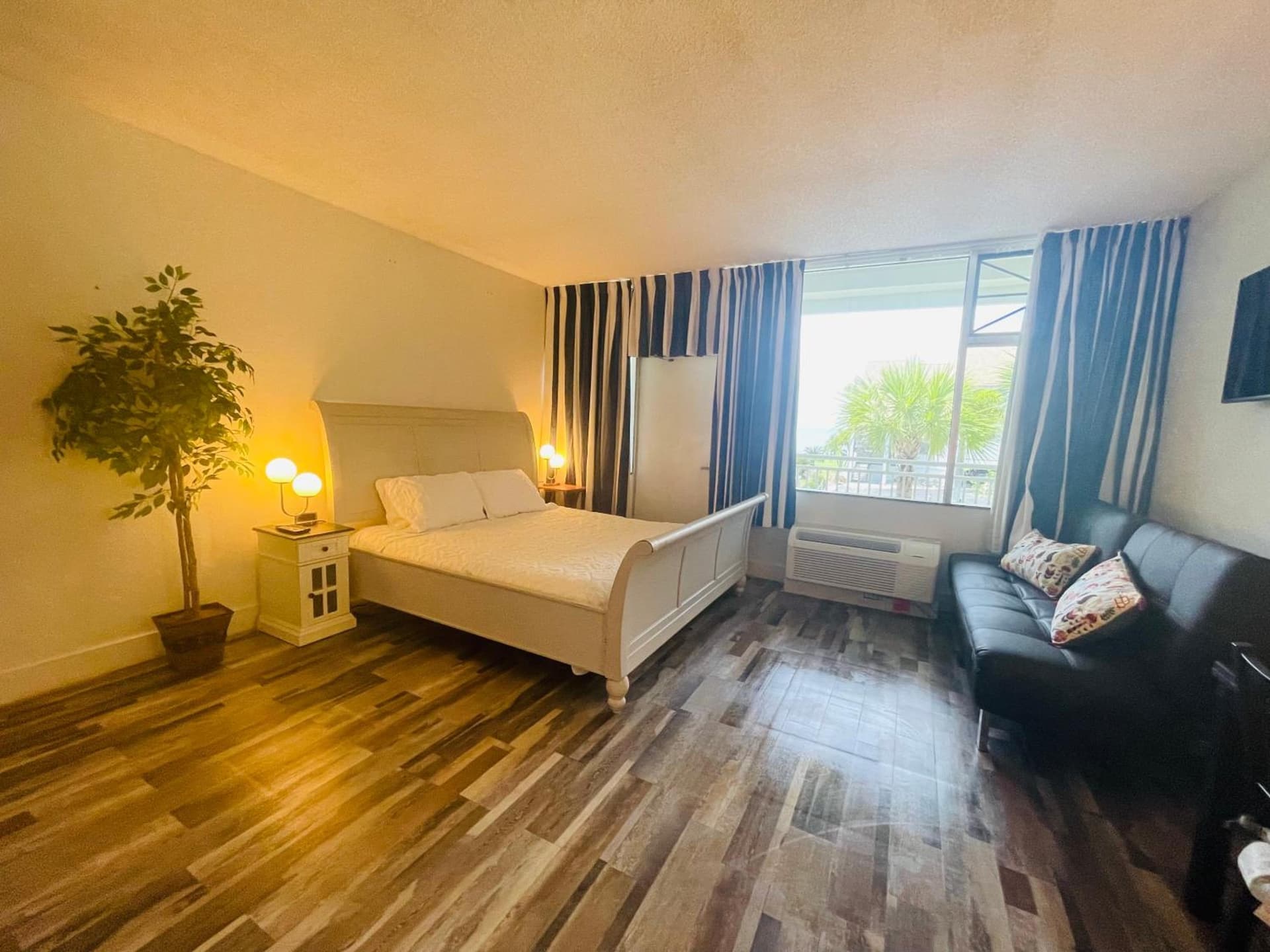 TAMPA BAY, BEACH step away, WIFI, FREE PARKING,POOLS, JACUZZI gallery photo in Ruskin, FL — image 66