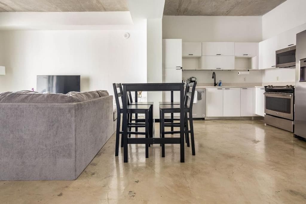 1Br Loft in downtown with bay view and workspace interior in Miami, FL — gallery photo 2