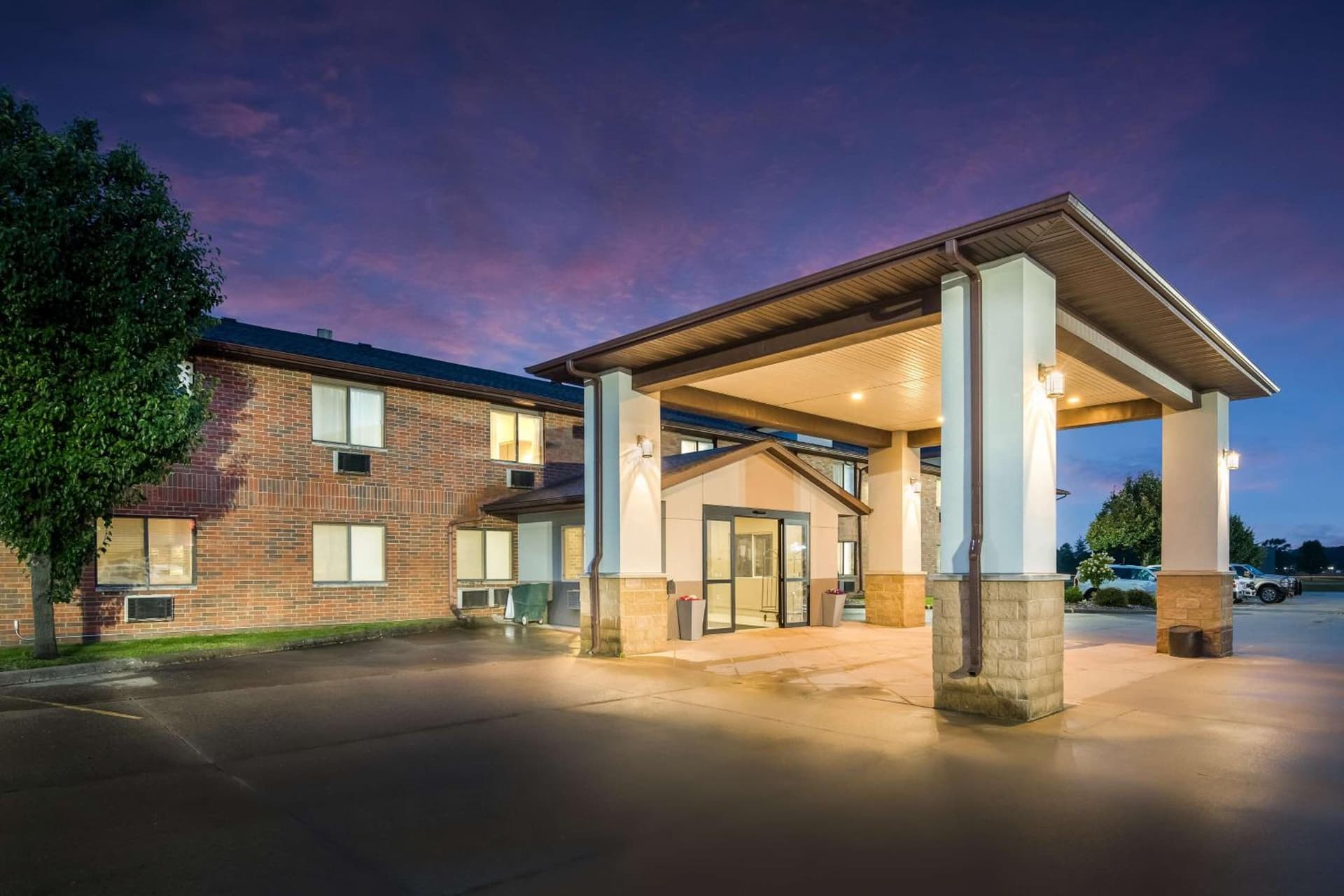 Best Western Mount Pleasant Inn featured exterior or lobby in Mount Pleasant, IA — similar hotel
