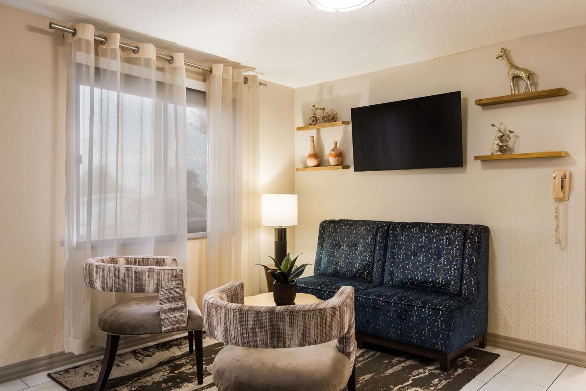 Best Western Mount Pleasant Inn interior in Mount Pleasant, IA — gallery photo 2