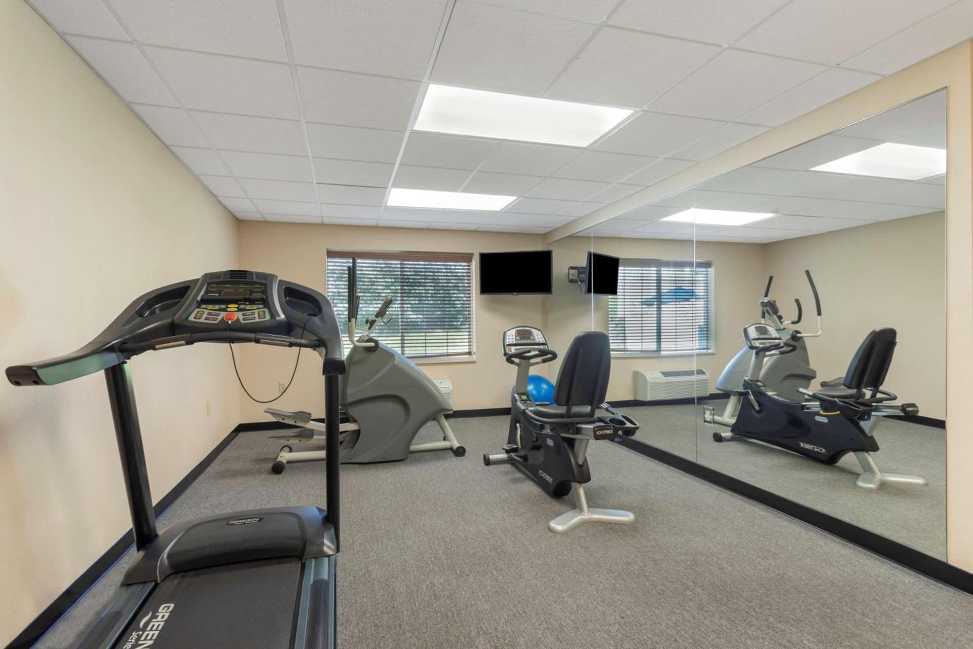 Best Western Lawrenceburg Inn interior in Lawrenceburg, KY — gallery photo 2