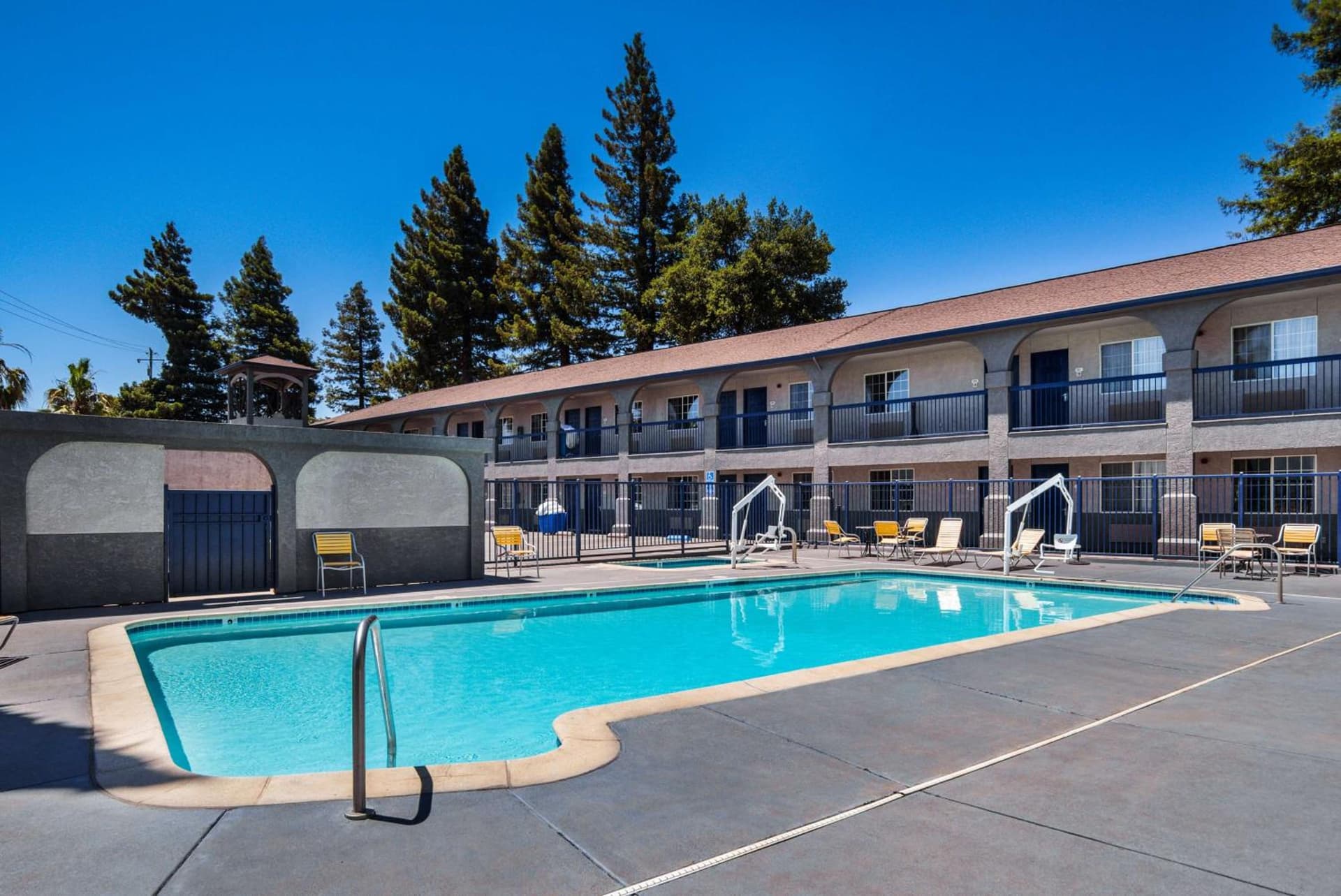 SureStay Hotel by Best Western Ukiah interior in Ukiah, CA — gallery photo 2