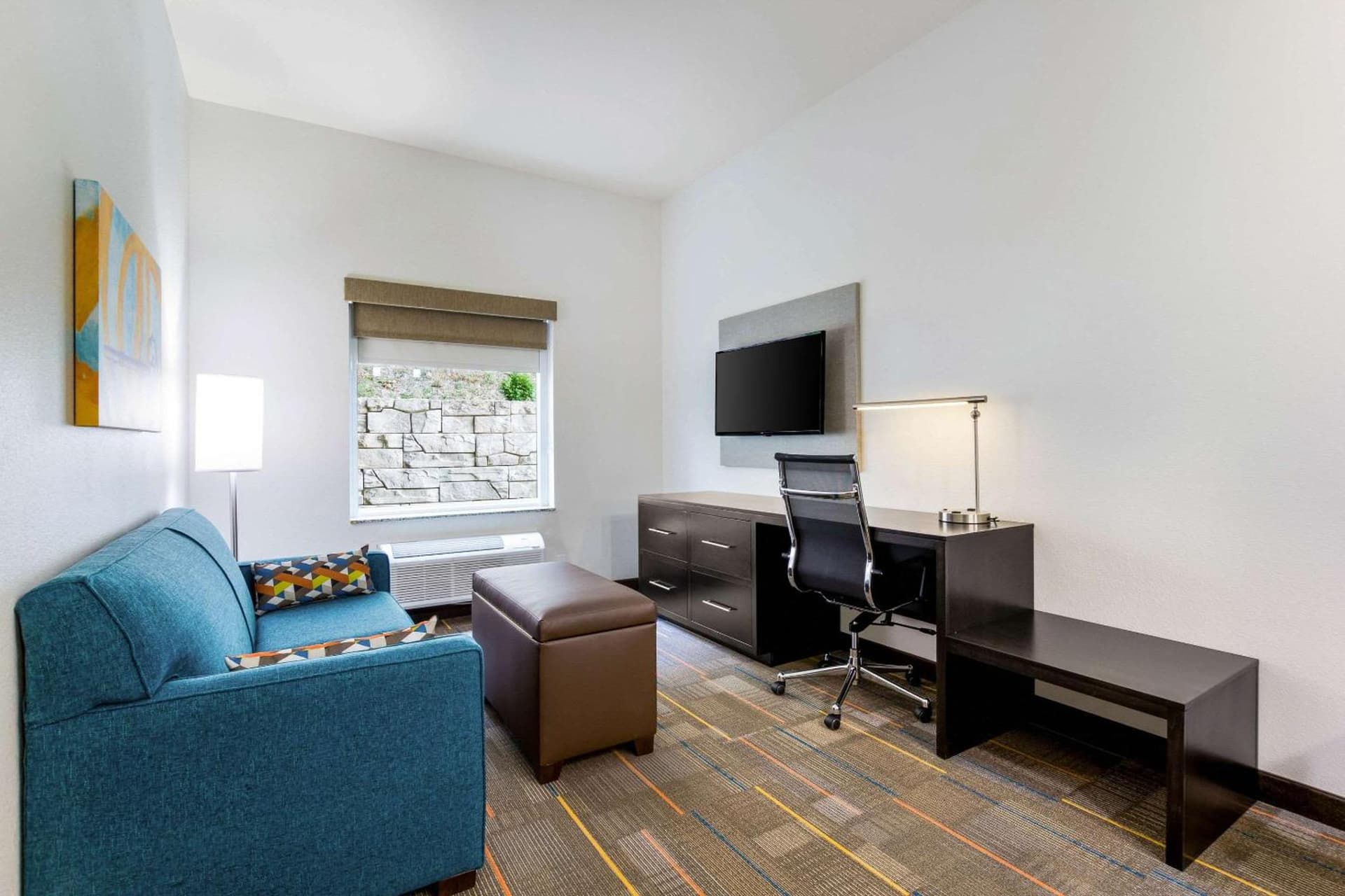MainStay Suites Winfield-Teays Valley interior in Hurricane, WV — gallery photo 2