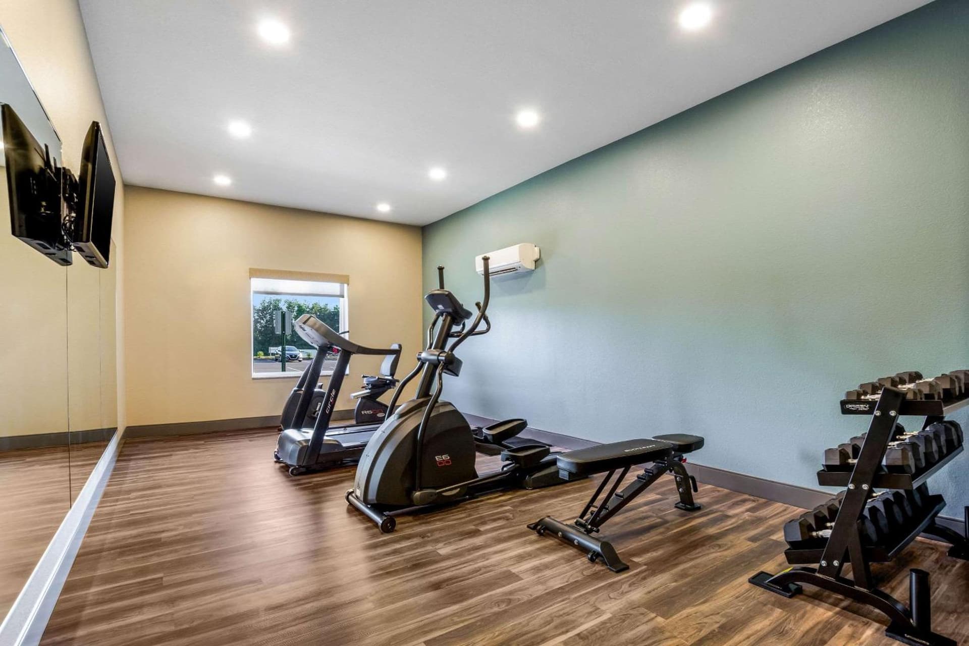 MainStay Suites Winfield-Teays Valley gallery photo in Hurricane, WV — image 14