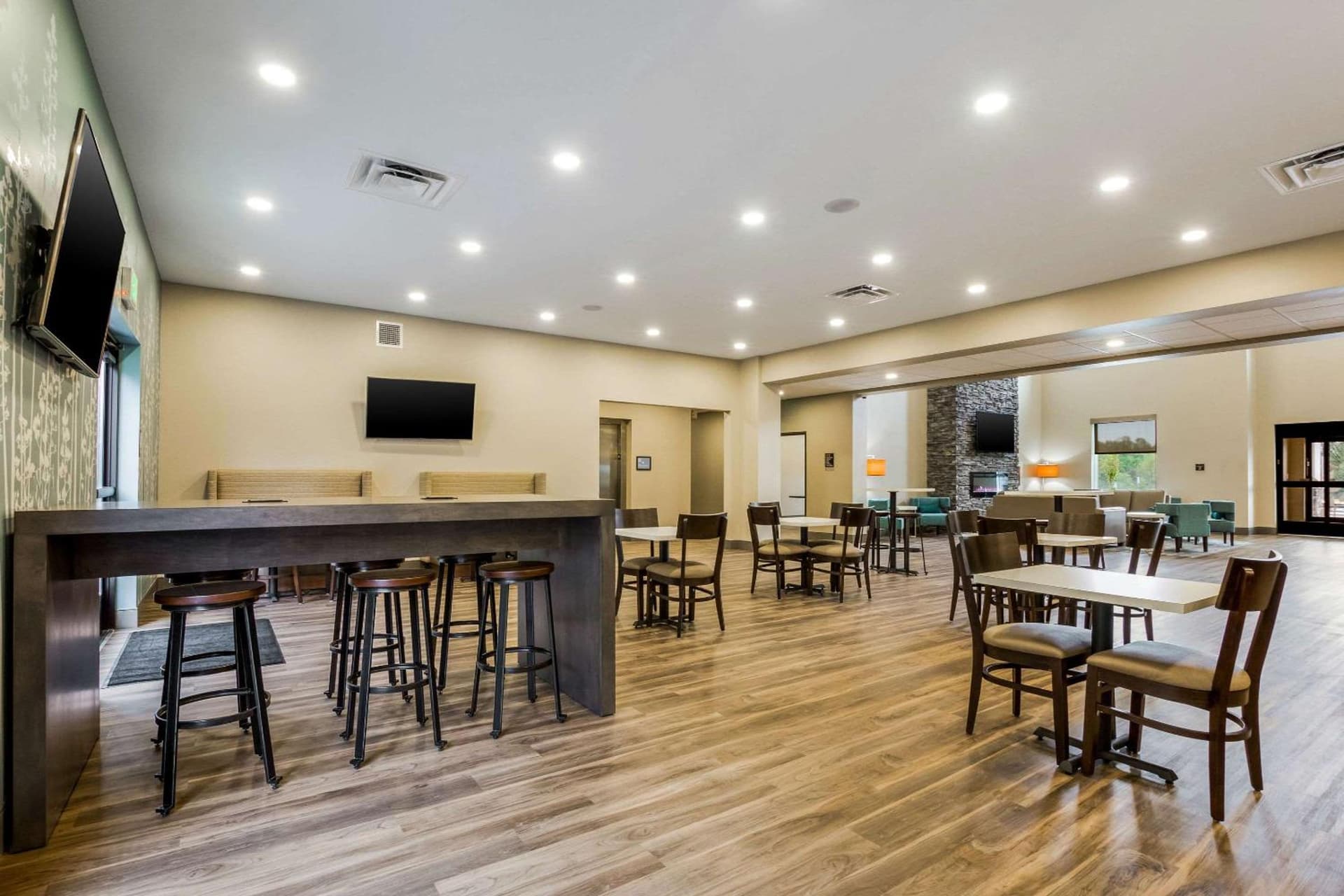 MainStay Suites Winfield-Teays Valley gallery photo in Hurricane, WV — image 35
