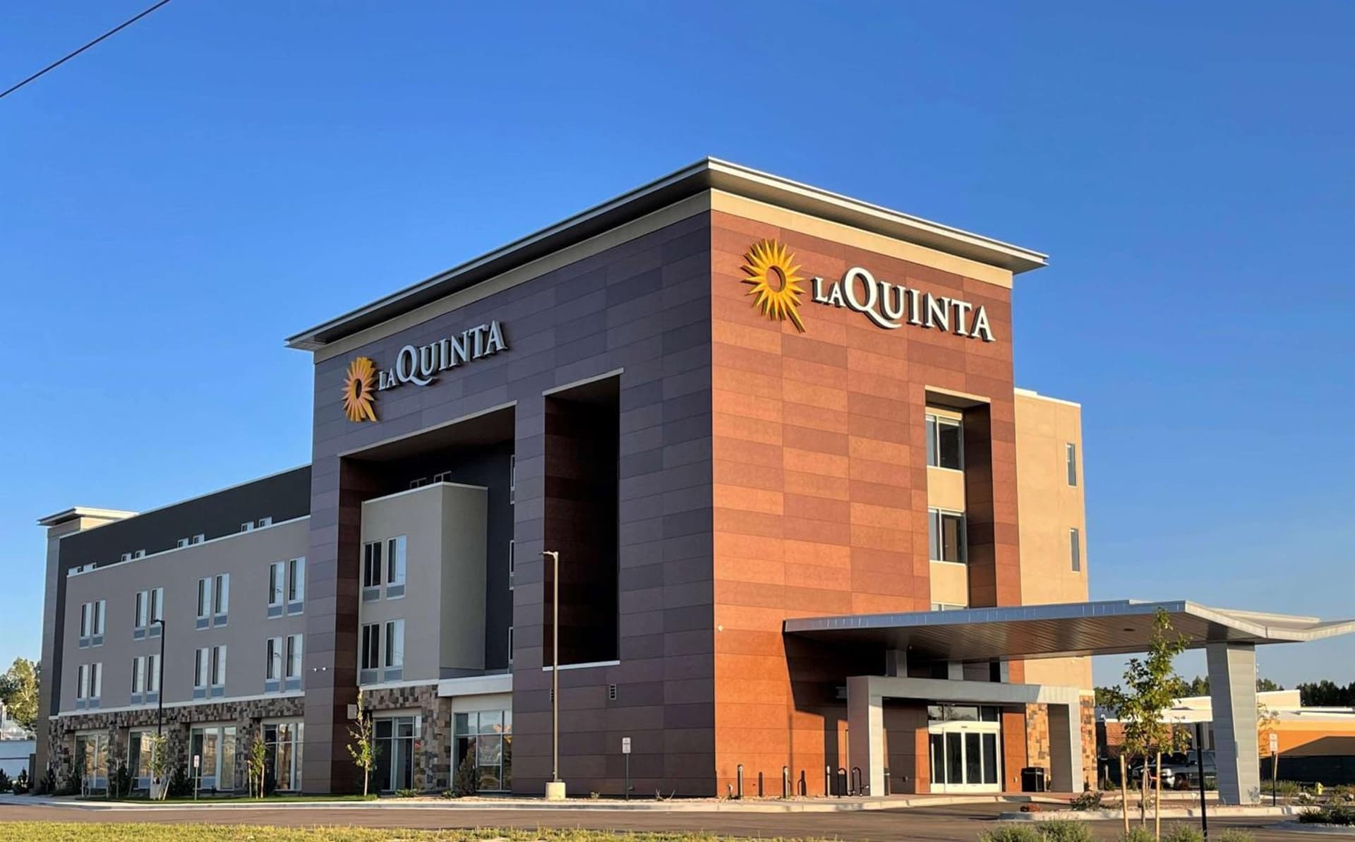 La Quinta Inn & Suites by Wyndham Denver Parker interior in Parker, CO — gallery photo 2