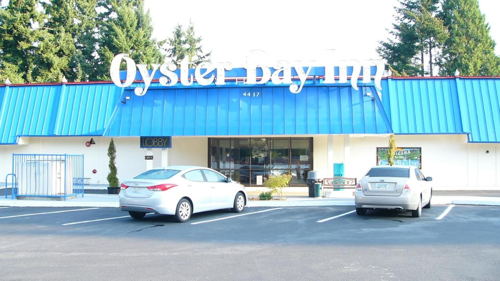 Oyster Bay Inn & Suites interior in Bremerton, WA — gallery photo 2