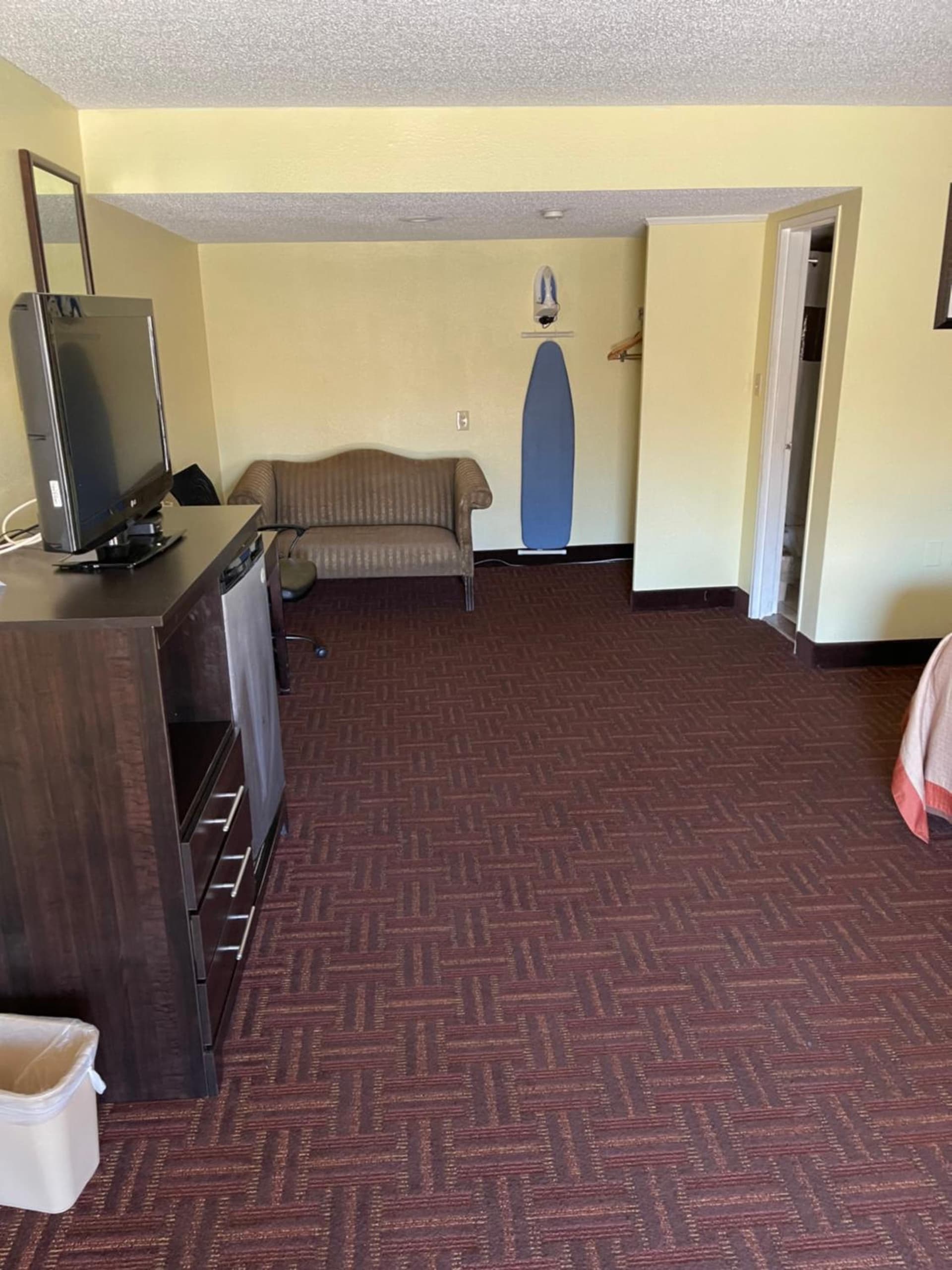 Red Carpet Inn and Suites interior in Bellmawr, NJ — gallery photo 2