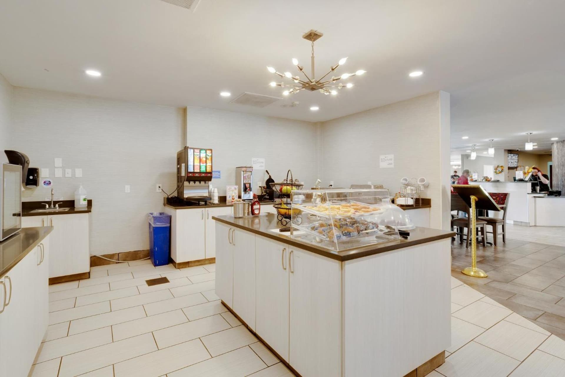 Orangewood Inn & Suites Kansas City Airport gallery photo in Kansas City, KS — image 8