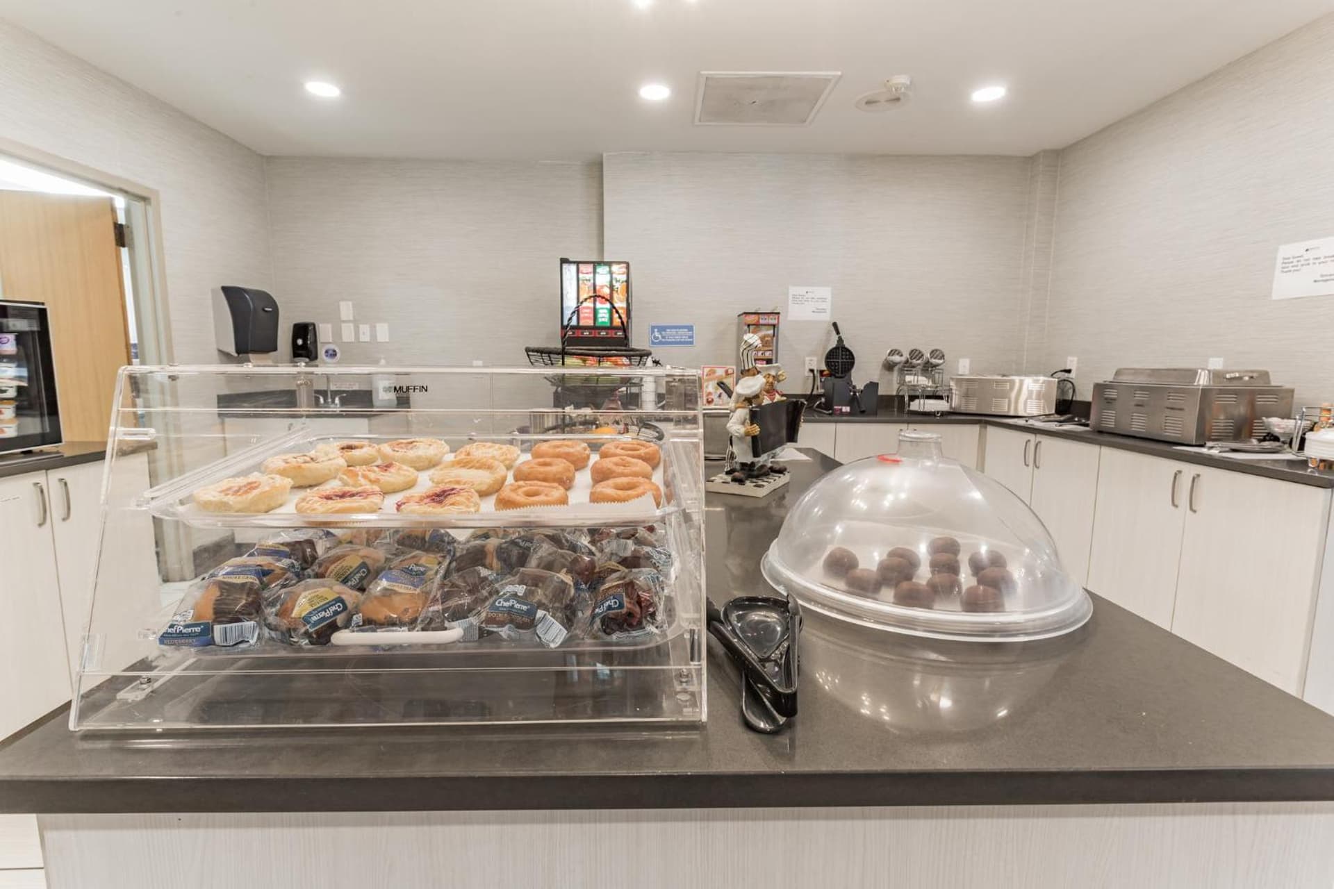 Orangewood Inn & Suites Kansas City Airport gallery photo in Kansas City, KS — image 42