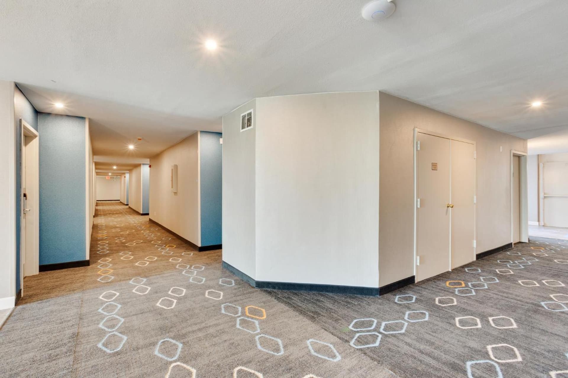 Orangewood Inn & Suites Kansas City Airport gallery photo in Kansas City, KS — image 60