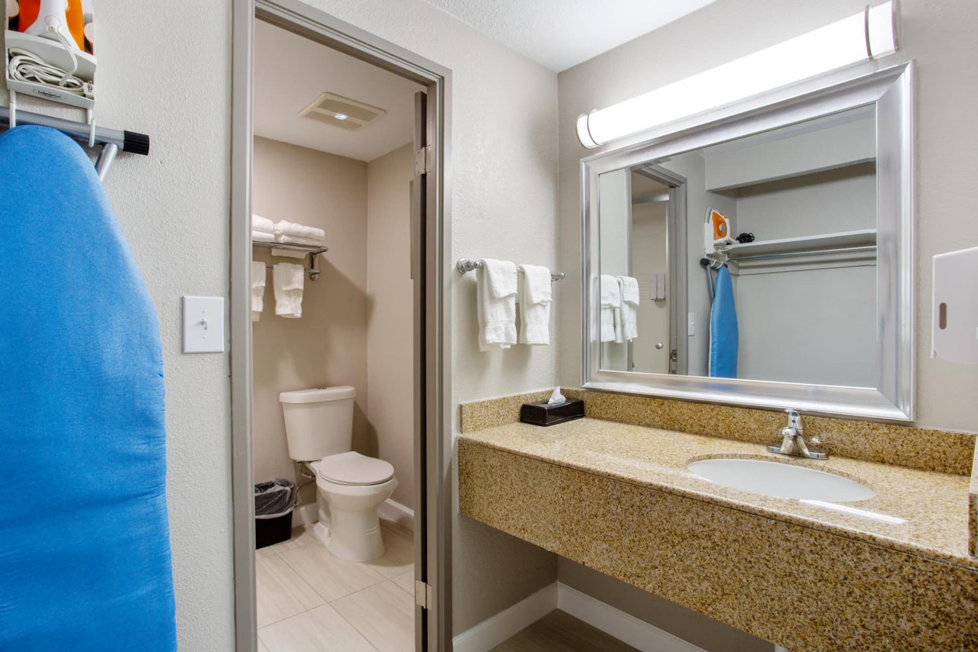 Orangewood Inn & Suites Kansas City Airport gallery photo in Kansas City, KS — image 17