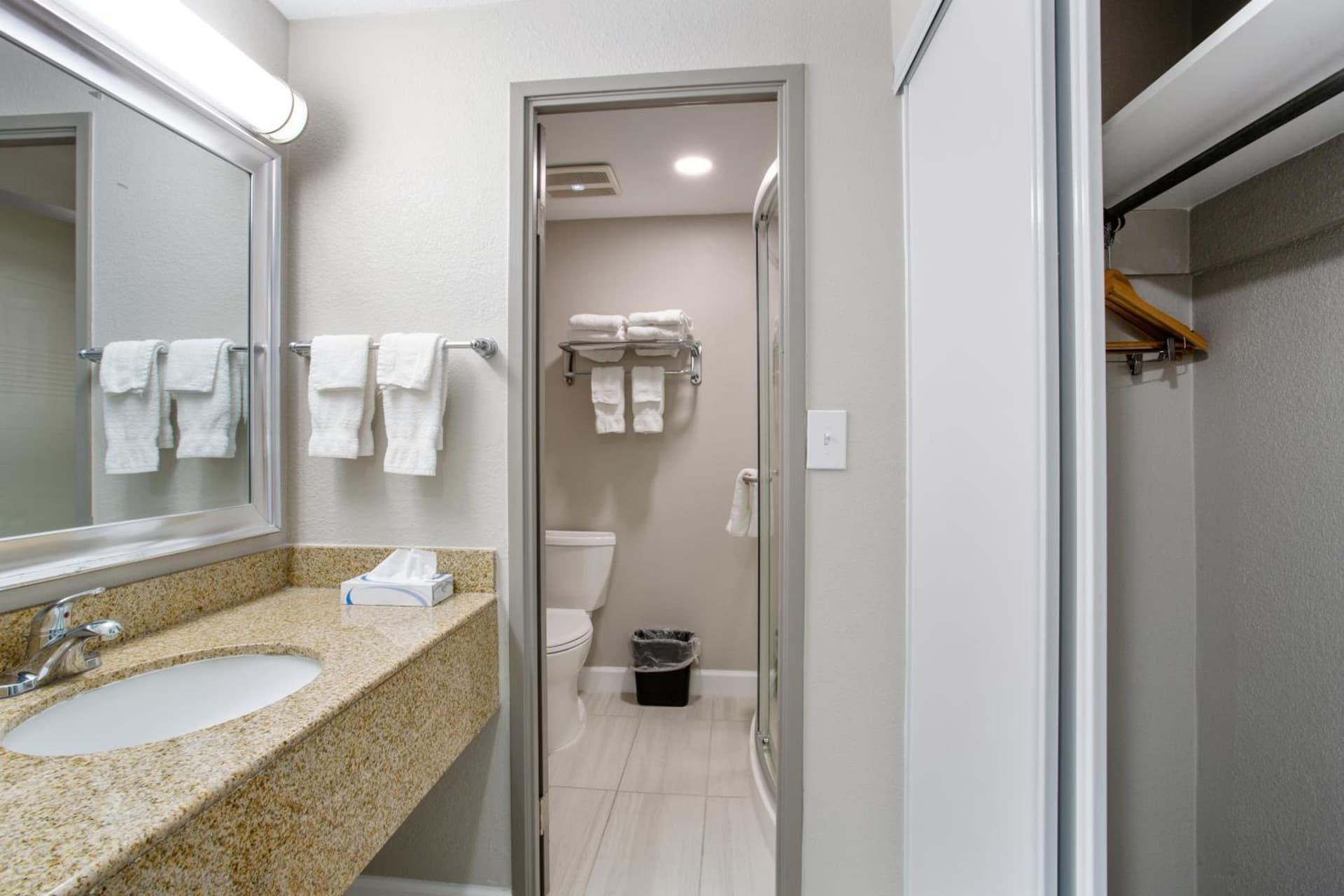 Orangewood Inn & Suites Kansas City Airport gallery photo in Kansas City, KS — image 56