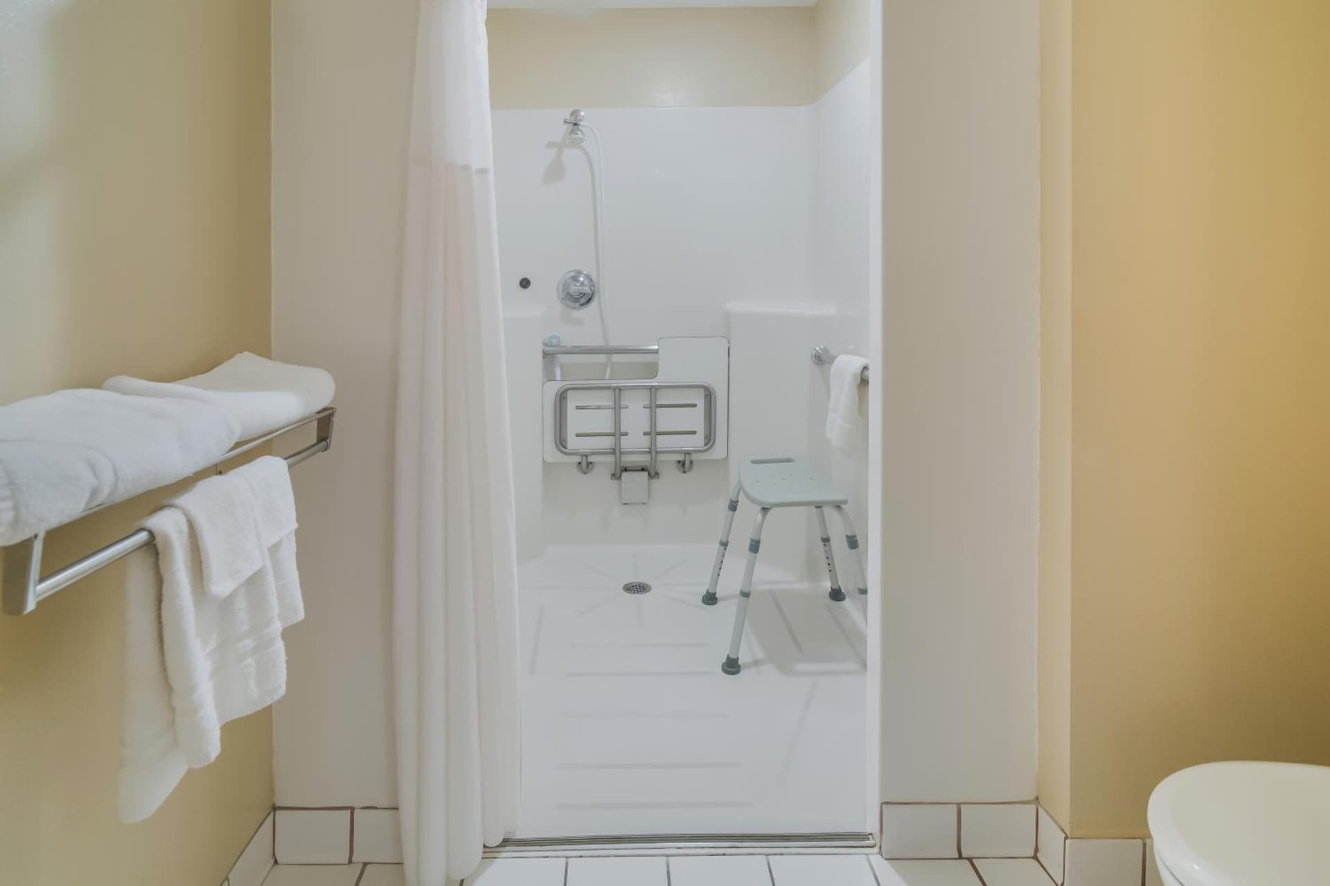 Americas Best Value Inn Fargo interior in Fargo, ND — gallery photo 2