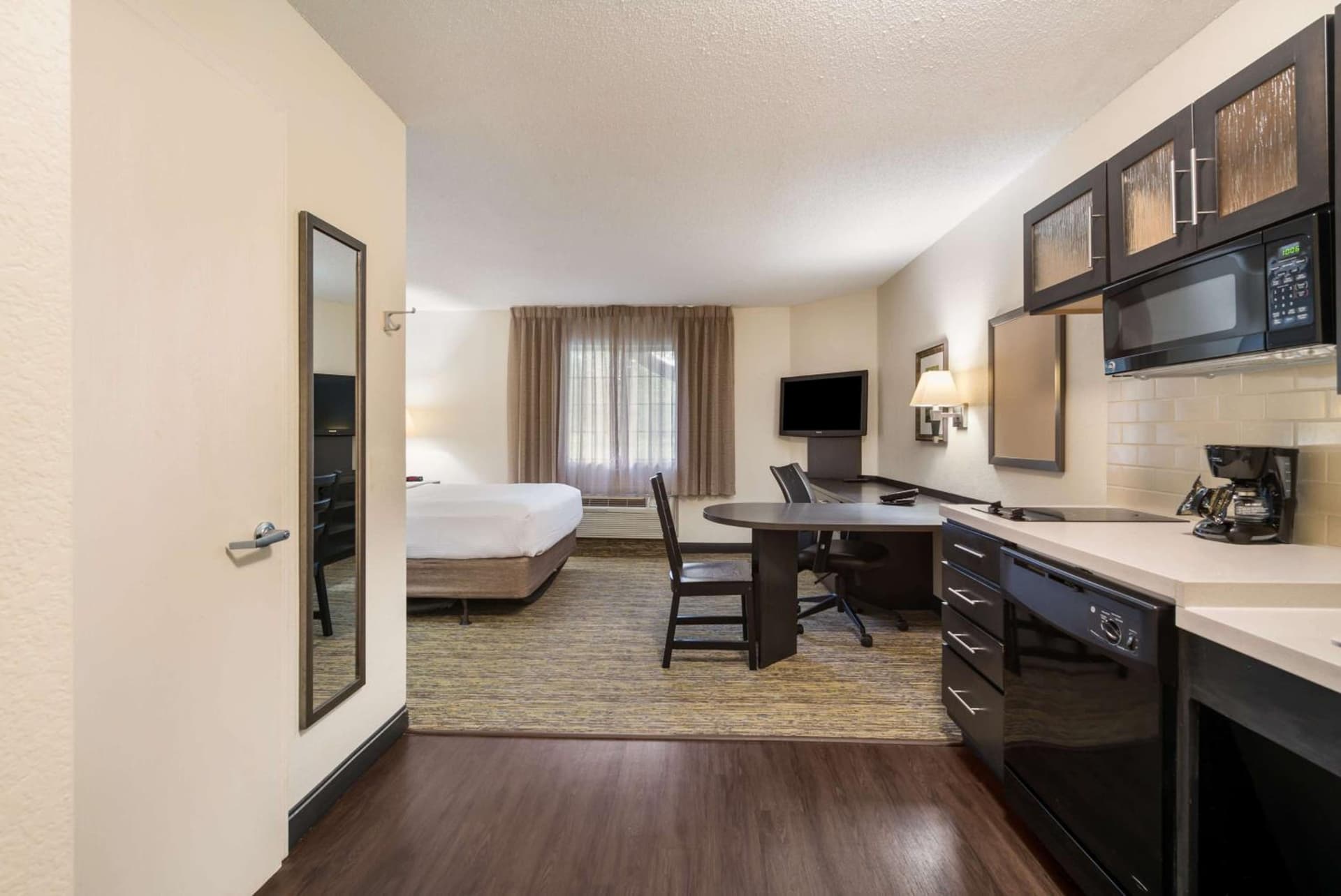 Sonesta Simply Suites Hampton gallery photo in Hampton, VA — image 33
