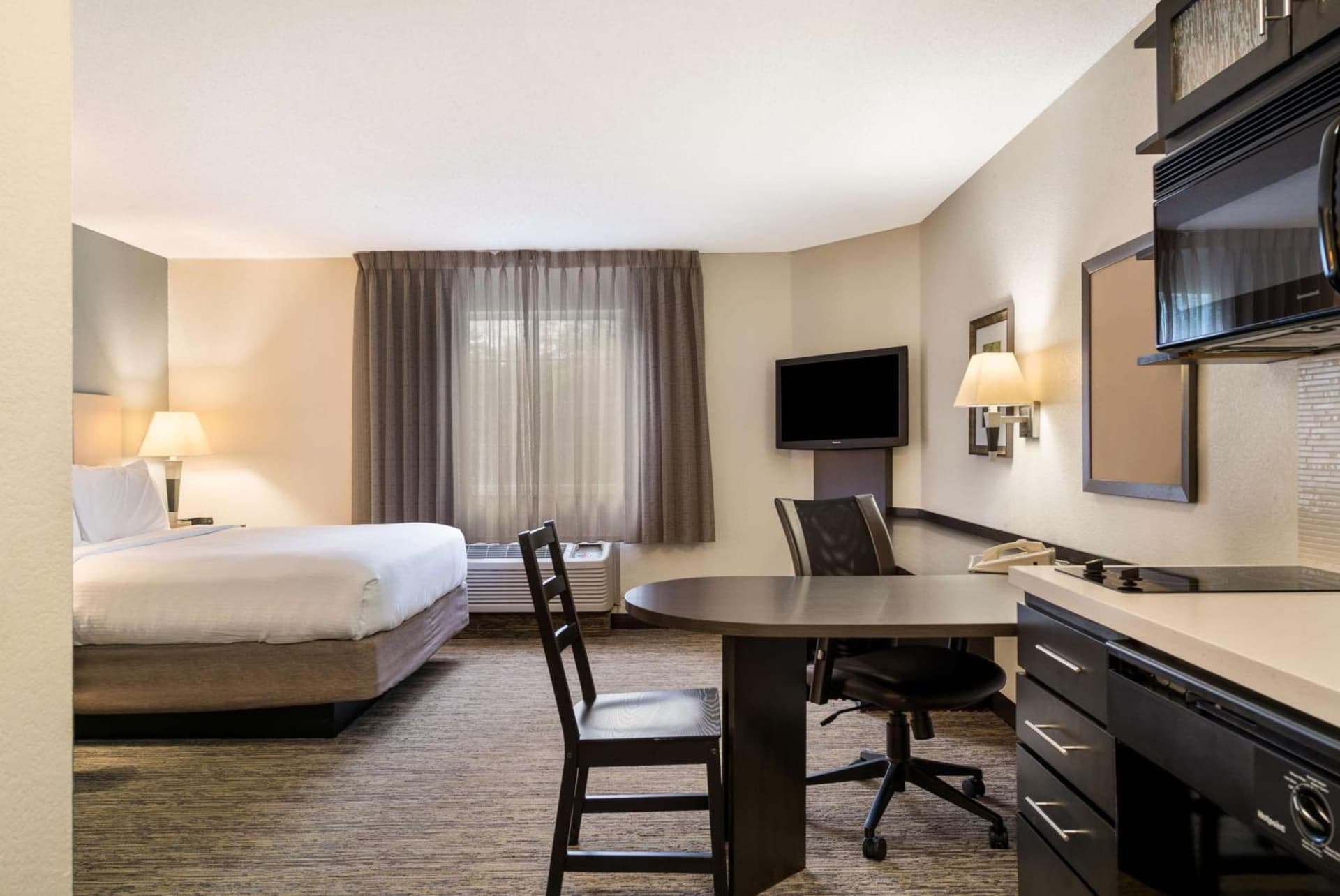 Sonesta Simply Suites Hampton gallery photo in Hampton, VA — image 11