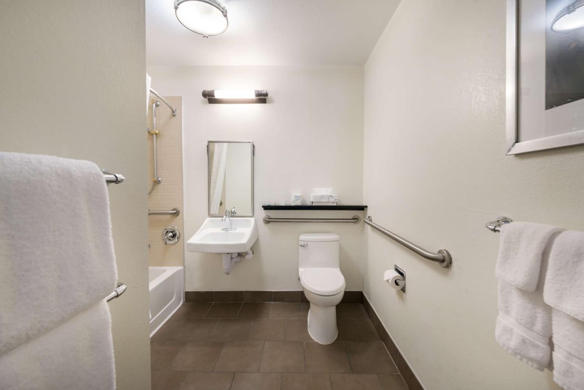 Sonesta Simply Suites Hampton gallery photo in Hampton, VA — image 12