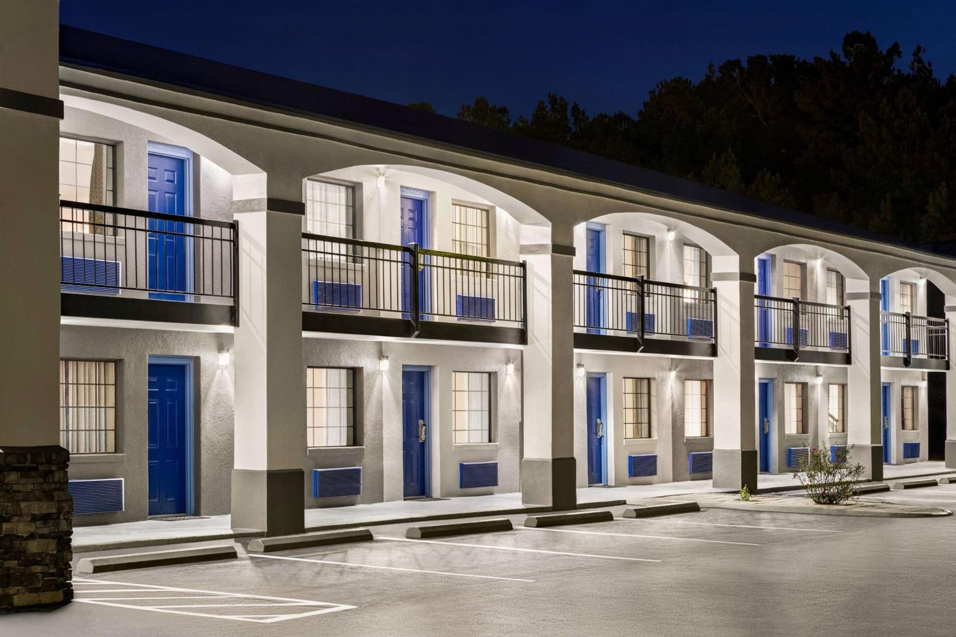 Days Inn by Wyndham Fulton interior in Fulton, MS — gallery photo 2