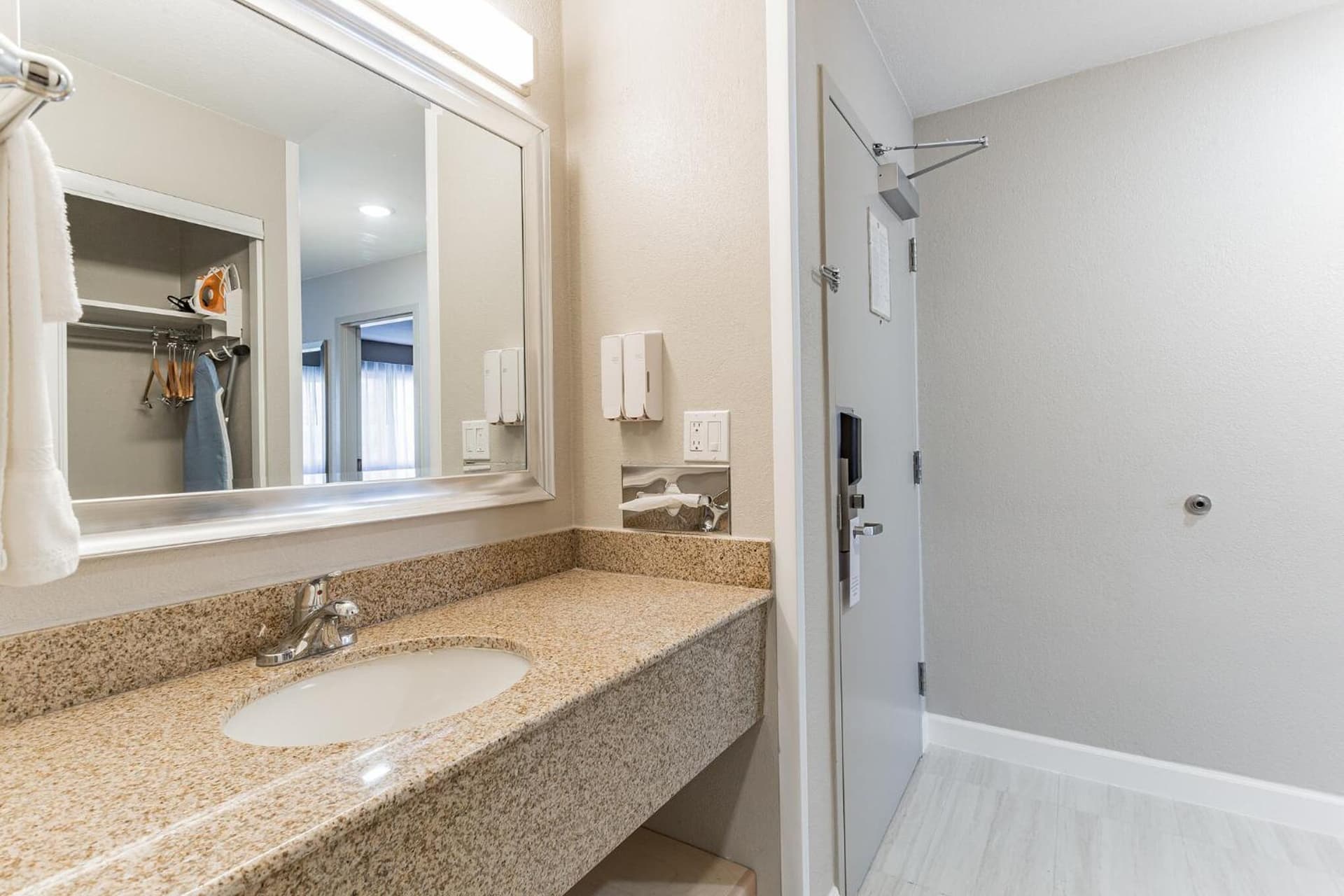 Orangewood Inn & Suites Kansas City Airport gallery photo in Kansas City, KS — image 30