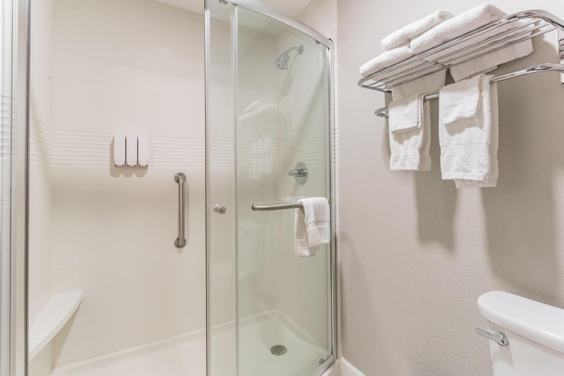 Orangewood Inn & Suites Kansas City Airport gallery photo in Kansas City, KS — image 48