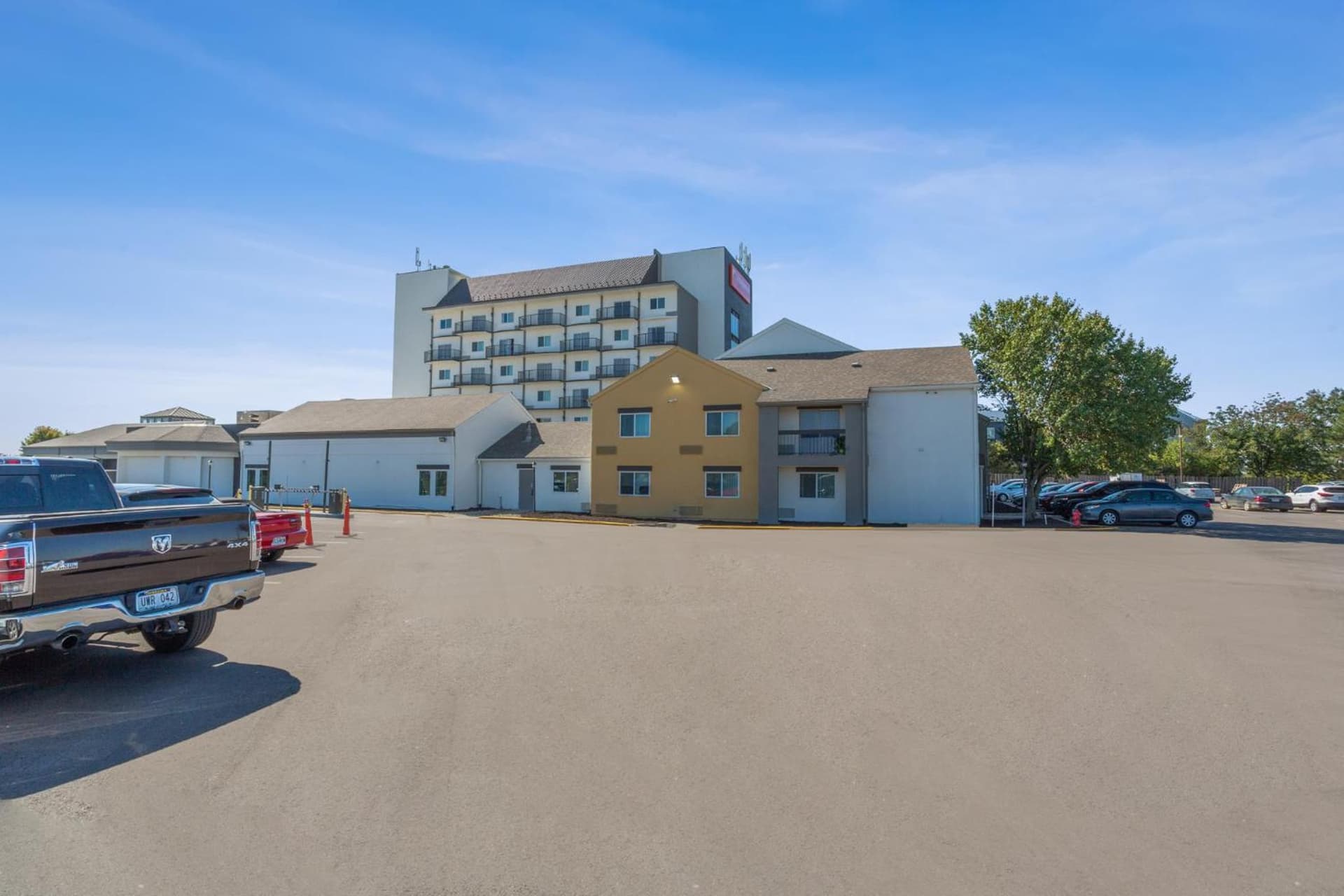 Orangewood Inn & Suites Kansas City Airport gallery photo in Kansas City, KS — image 24
