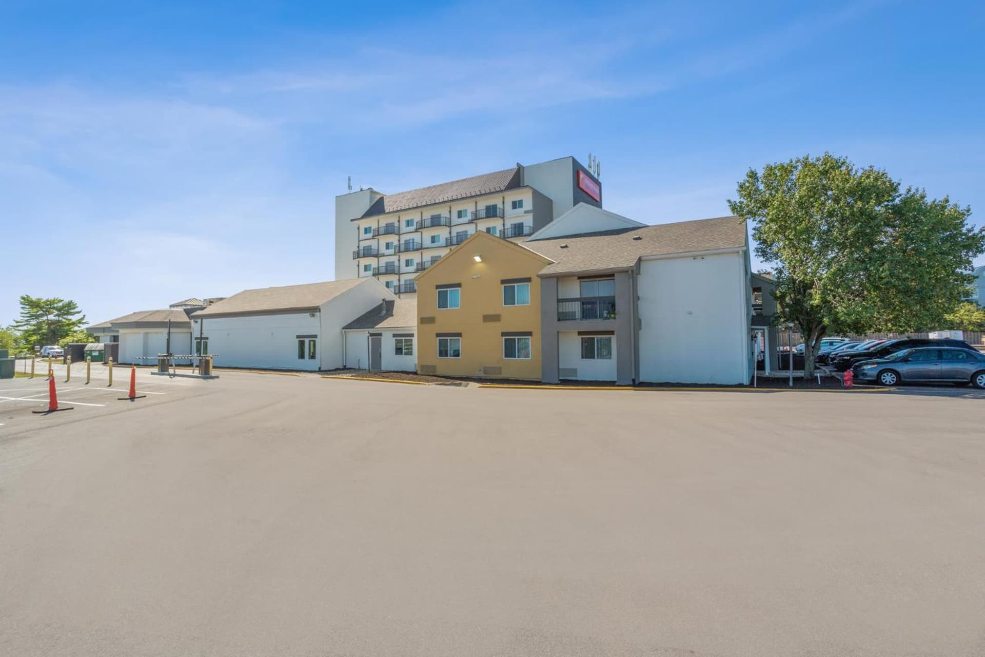 Orangewood Inn & Suites Kansas City Airport gallery photo in Kansas City, KS — image 32