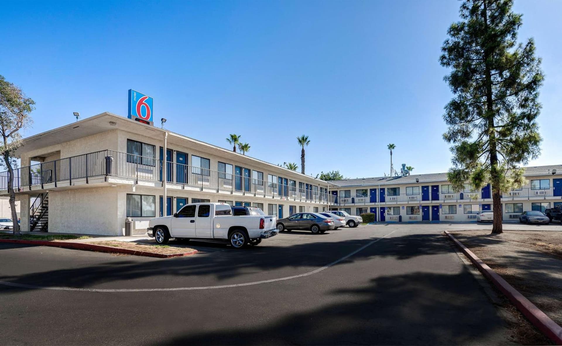 Motel 6-Bakersfield, CA - South interior in Bakersfield, CA — gallery photo 2