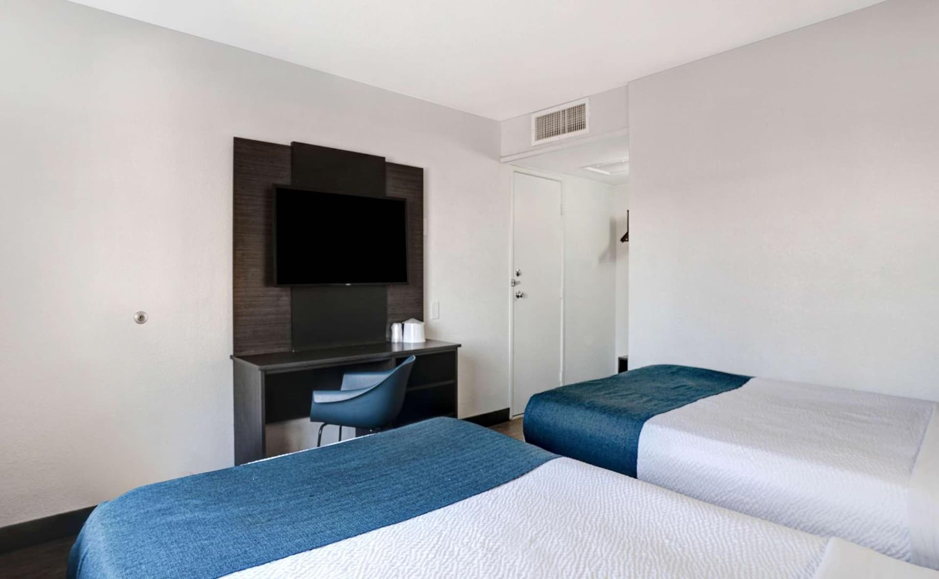 Motel 6-Bakersfield, CA - South gallery photo in Bakersfield, CA — image 52