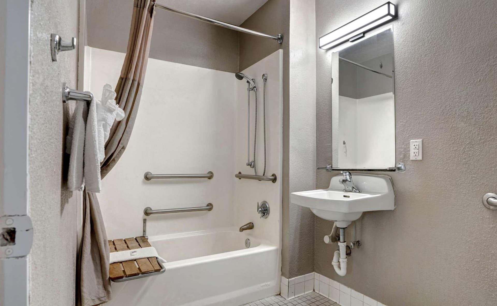Motel 6-Bakersfield, CA - South gallery photo in Bakersfield, CA — image 60