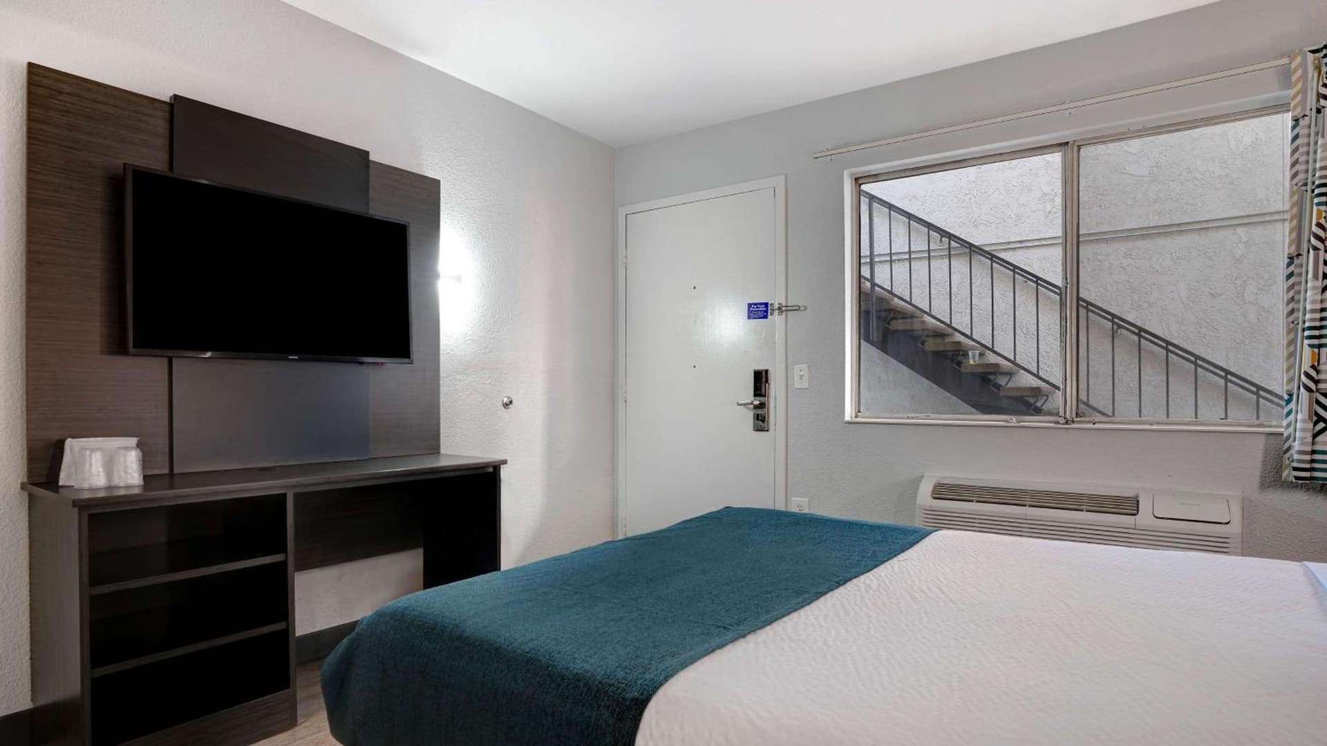 Motel 6-Bakersfield, CA - South gallery photo in Bakersfield, CA — image 81