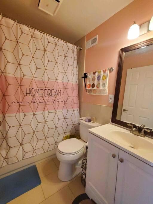 5 star Room/Close to town center and everything/5 min walk metro interior in Rockville, MD — gallery photo 2