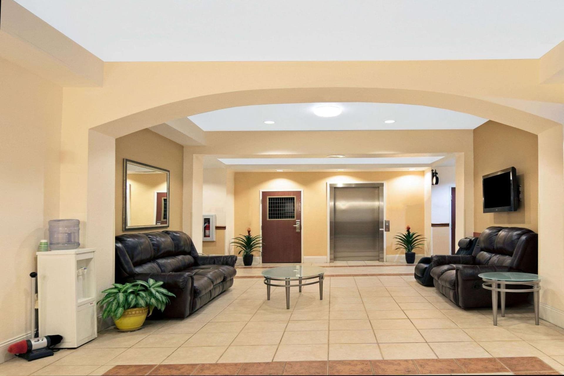Super 8 by Wyndham Austin/Airport South property views in Austin, TX — gallery photo 3