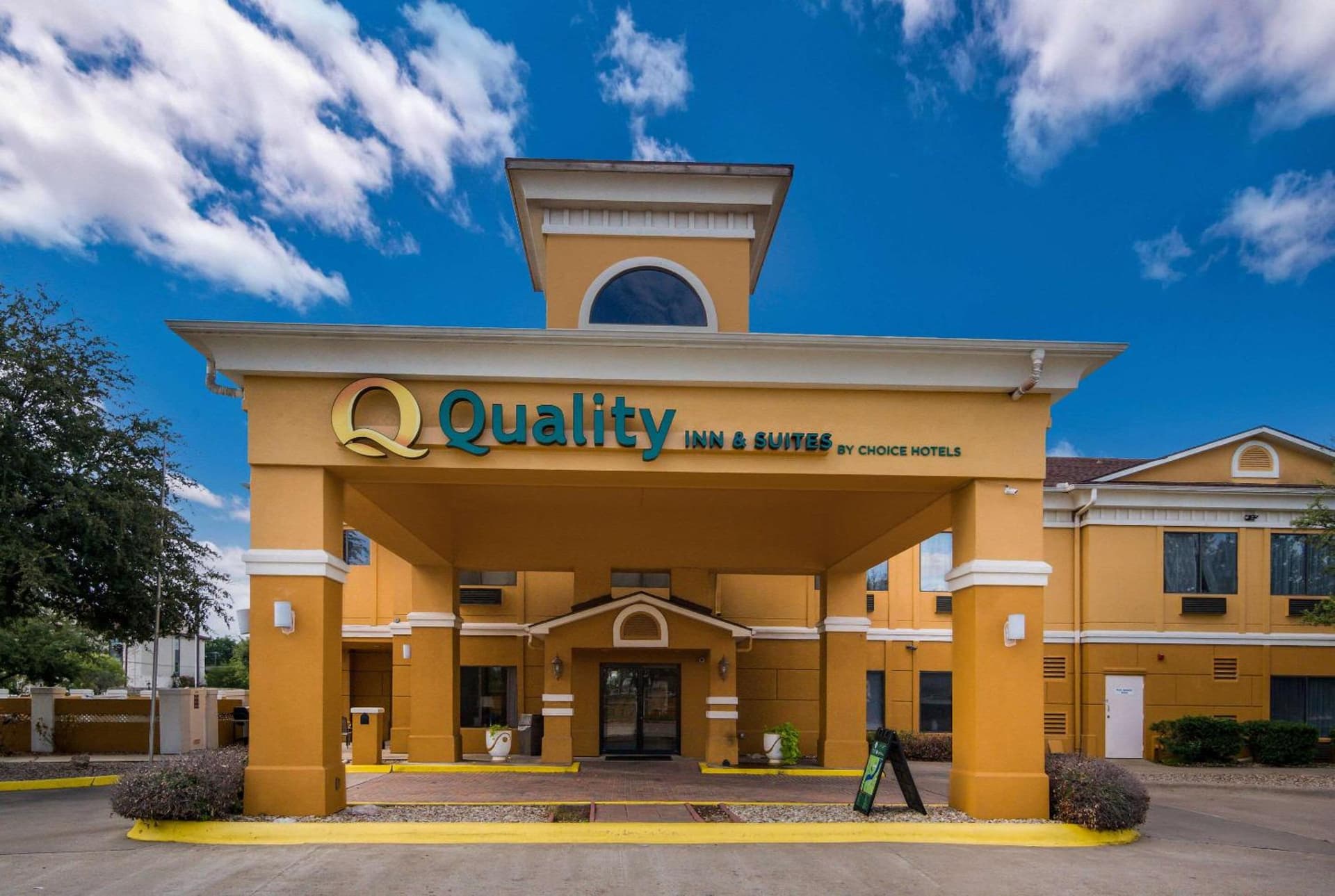 Quality Inn & Suites - Granbury interior in Granbury, TX — gallery photo 2