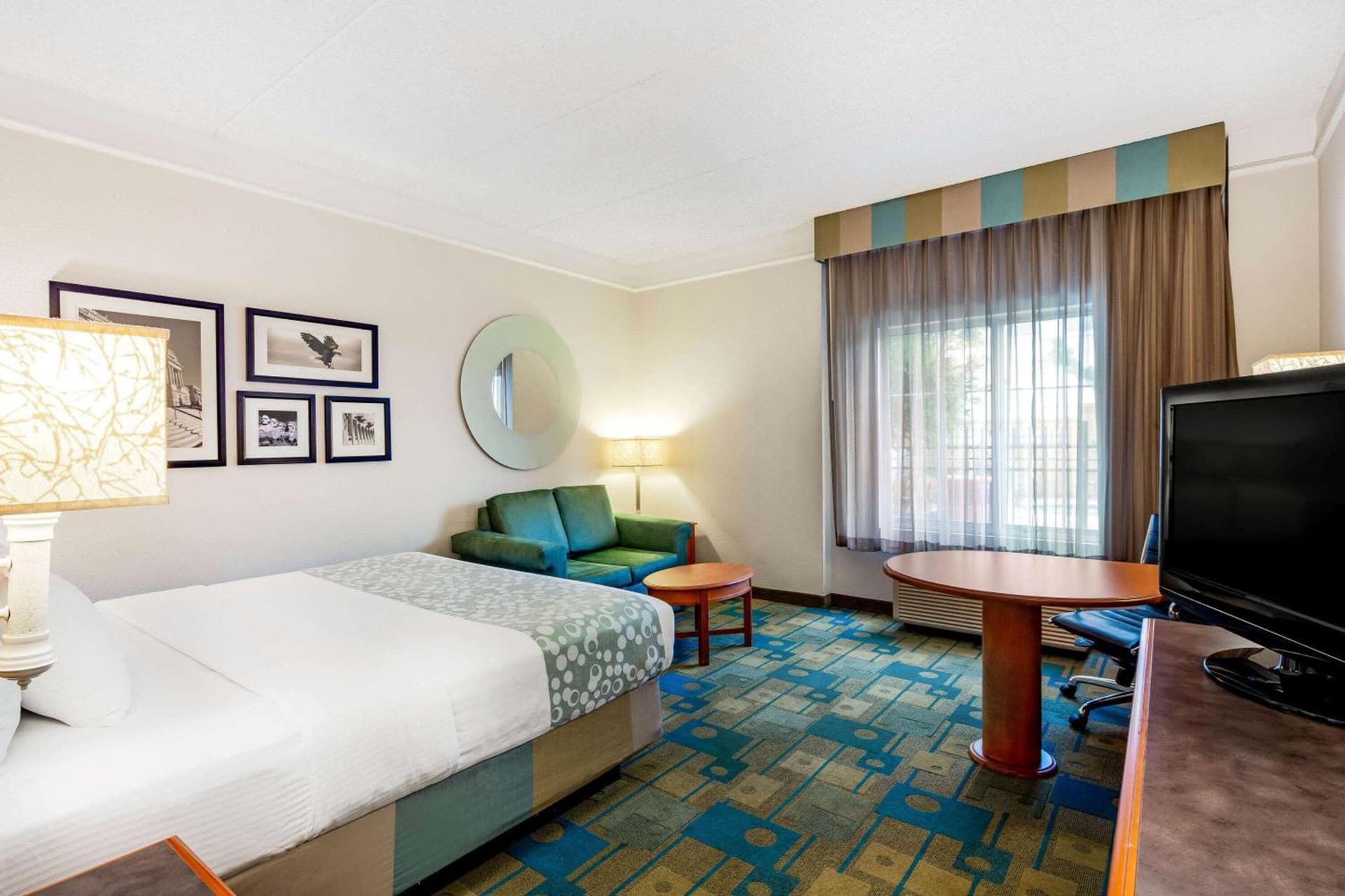 La Quinta Inn & Suites by Wyndham Fremont Silicon Valley interior in Fremont, CA — gallery photo 2