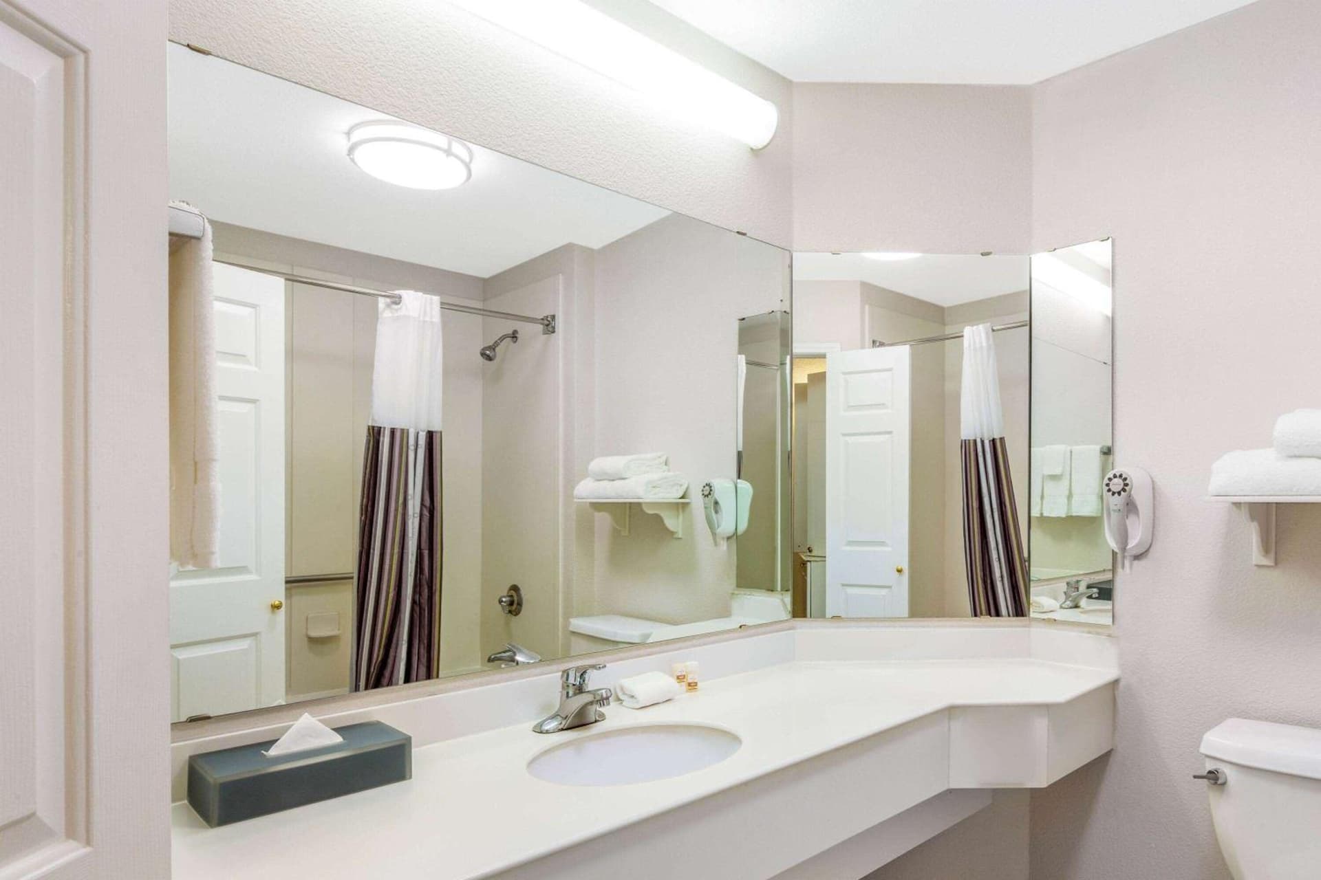 La Quinta Inn & Suites by Wyndham Fremont Silicon Valley gallery photo in Fremont, CA — image 14