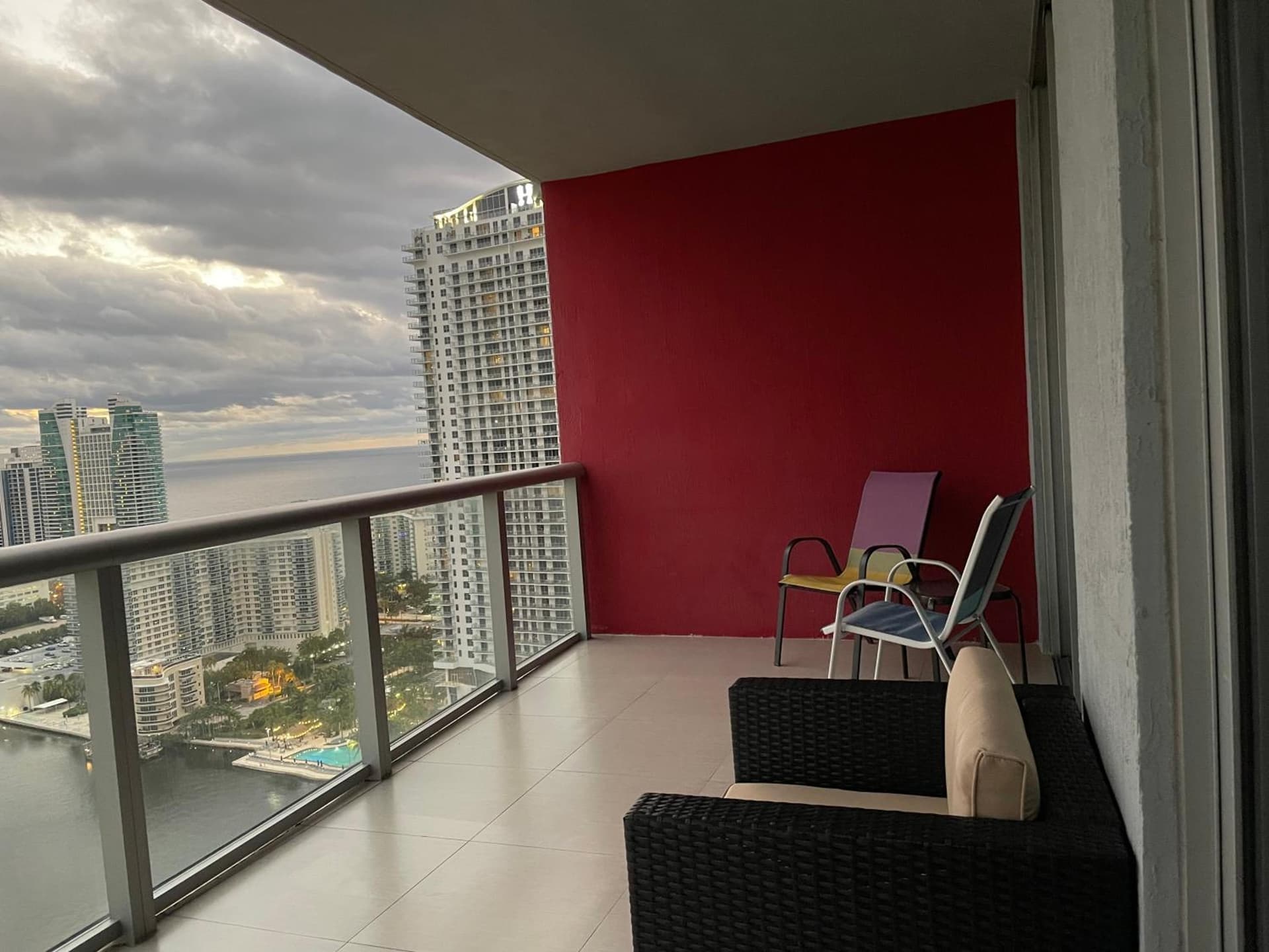 Stunning Penthouse Suite Waterfront 2BD 2BA property views in Hallandale Beach, FL — gallery photo 3