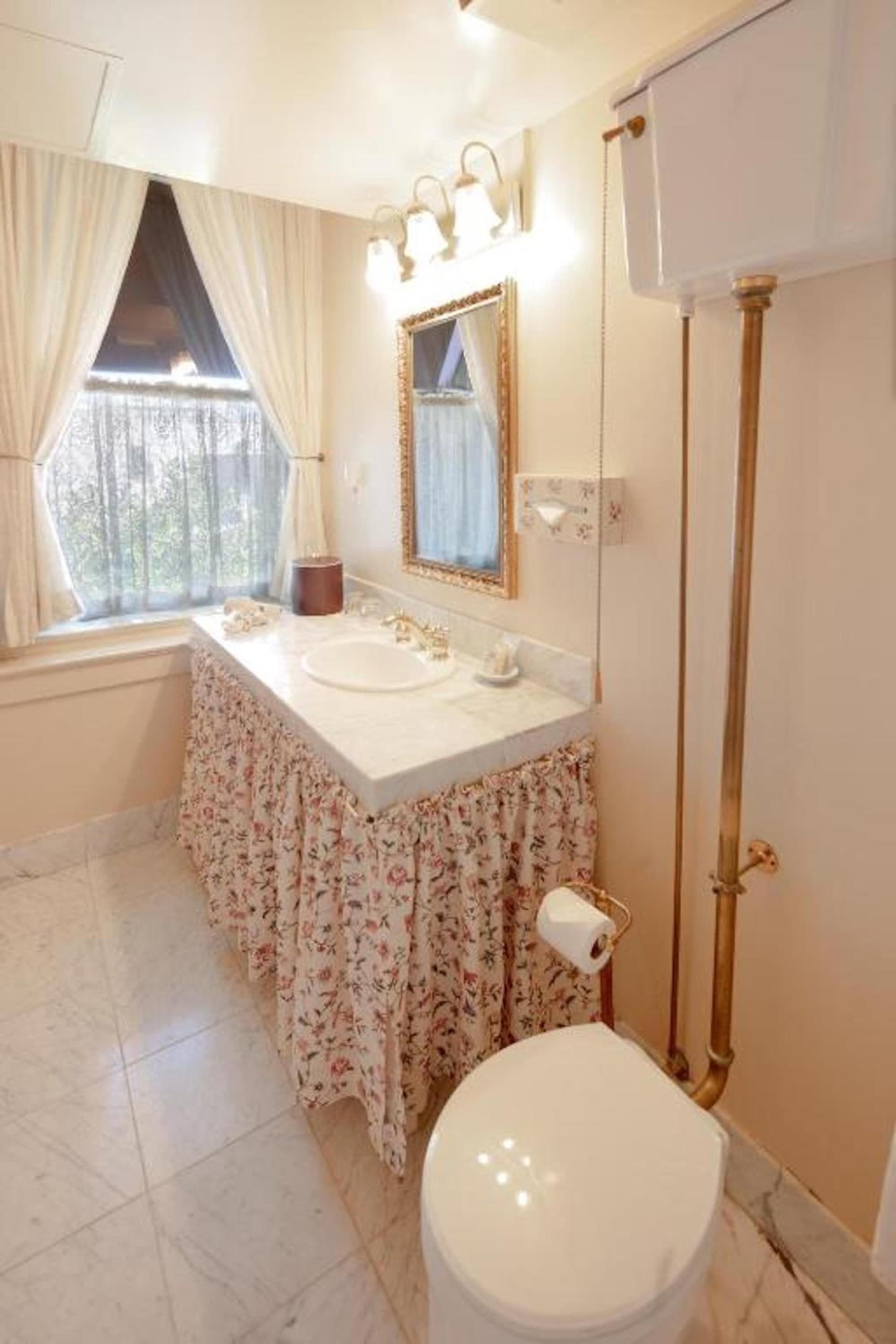 Hotel La Rose interior in Santa Rosa, CA — gallery photo 2