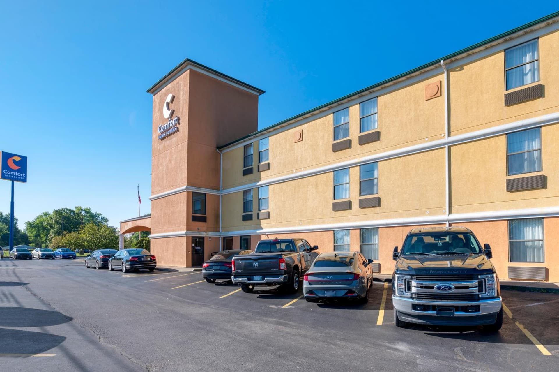 Comfort Inn & Suites Cincinnati Eastgate interior in Eastgate, OH — gallery photo 2