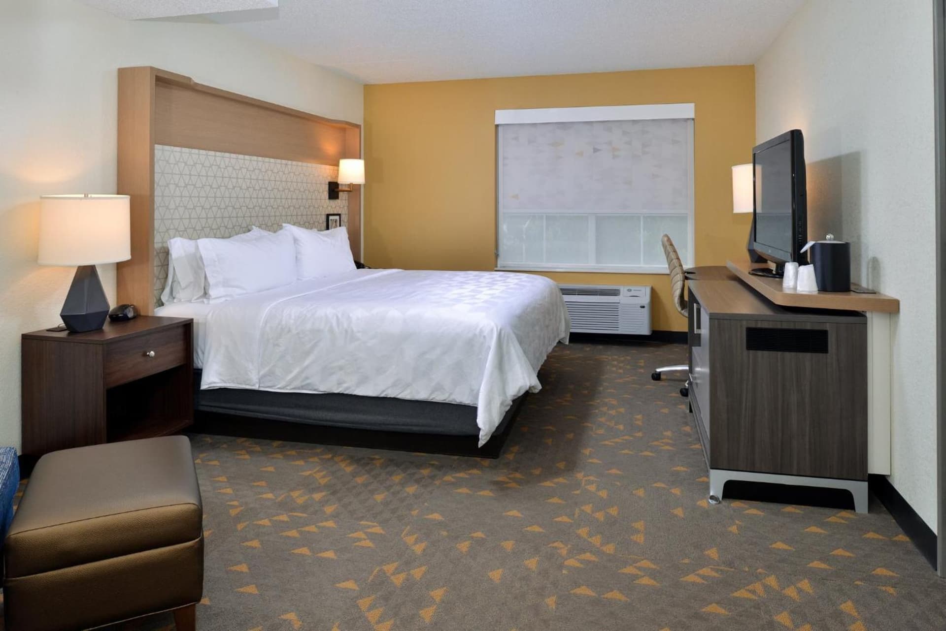 Holiday Inn Hotel & Suites Overland Park-Convention Center by IHG interior in Overland Park, KS — gallery photo 2