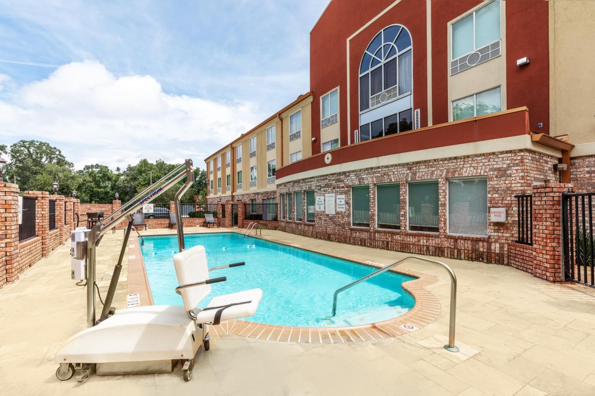 Holiday Inn Express & Suites Lafayette South by IHG interior in Lafayette, LA — gallery photo 2