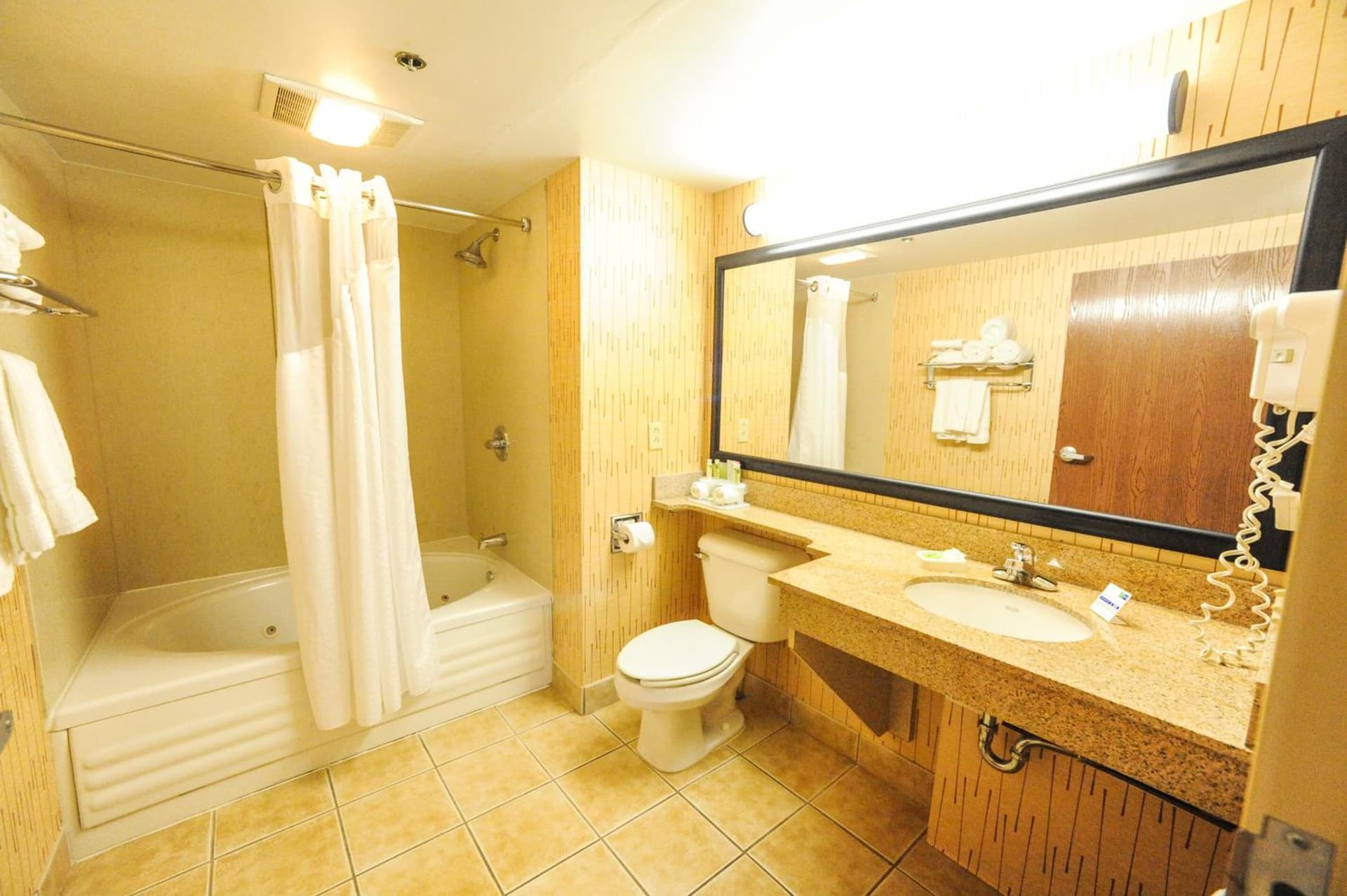 Holiday Inn Express Hotel & Suites Bowling Green by IHG gallery photo in Bowling Green, OH — image 36