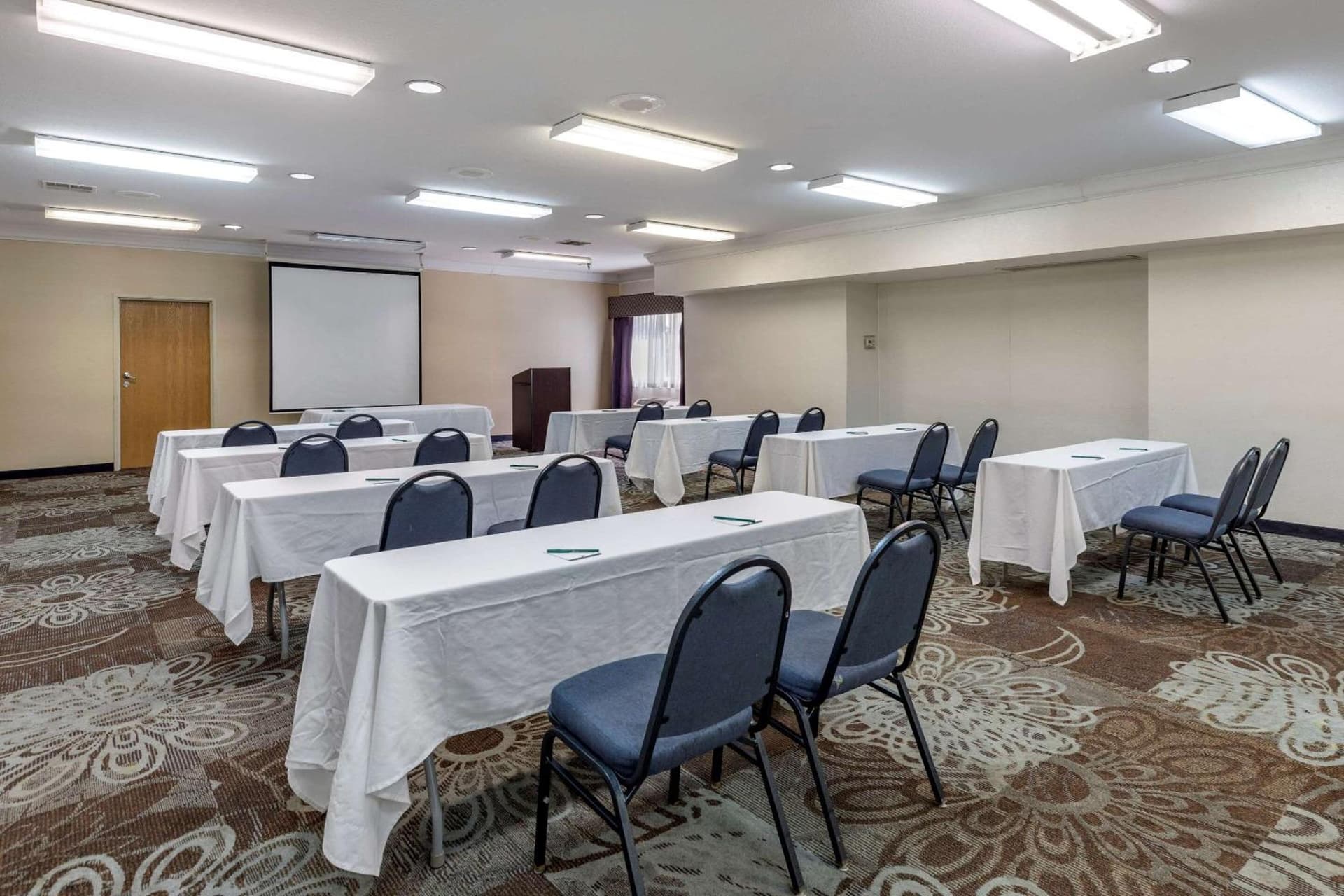 Quality Inn & Suites Denver Airport - Gateway Park interior in Aurora, CO — gallery photo 2