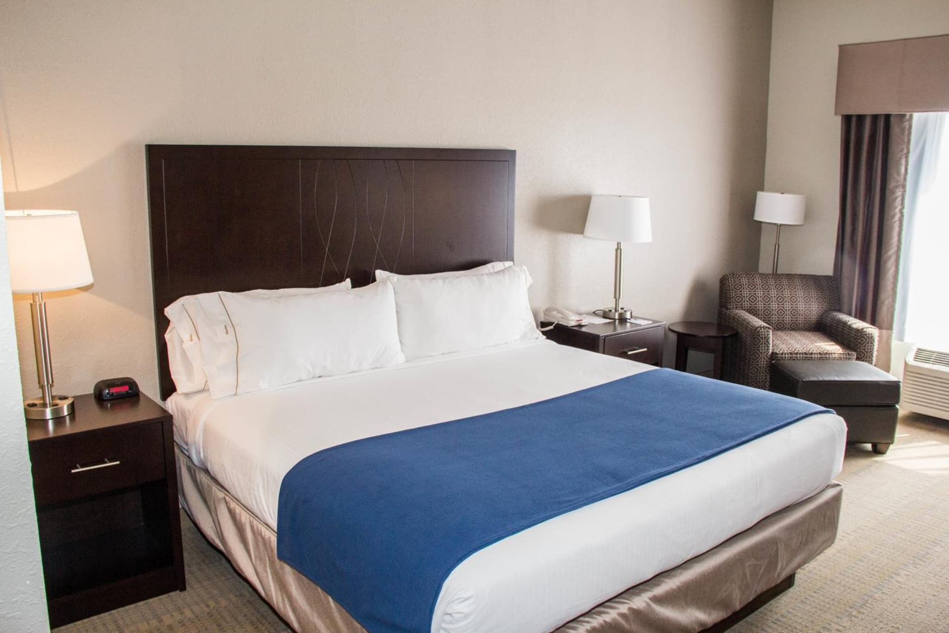 Holiday Inn Express and Suites Sikeston by IHG interior in Sikeston, MO — gallery photo 2