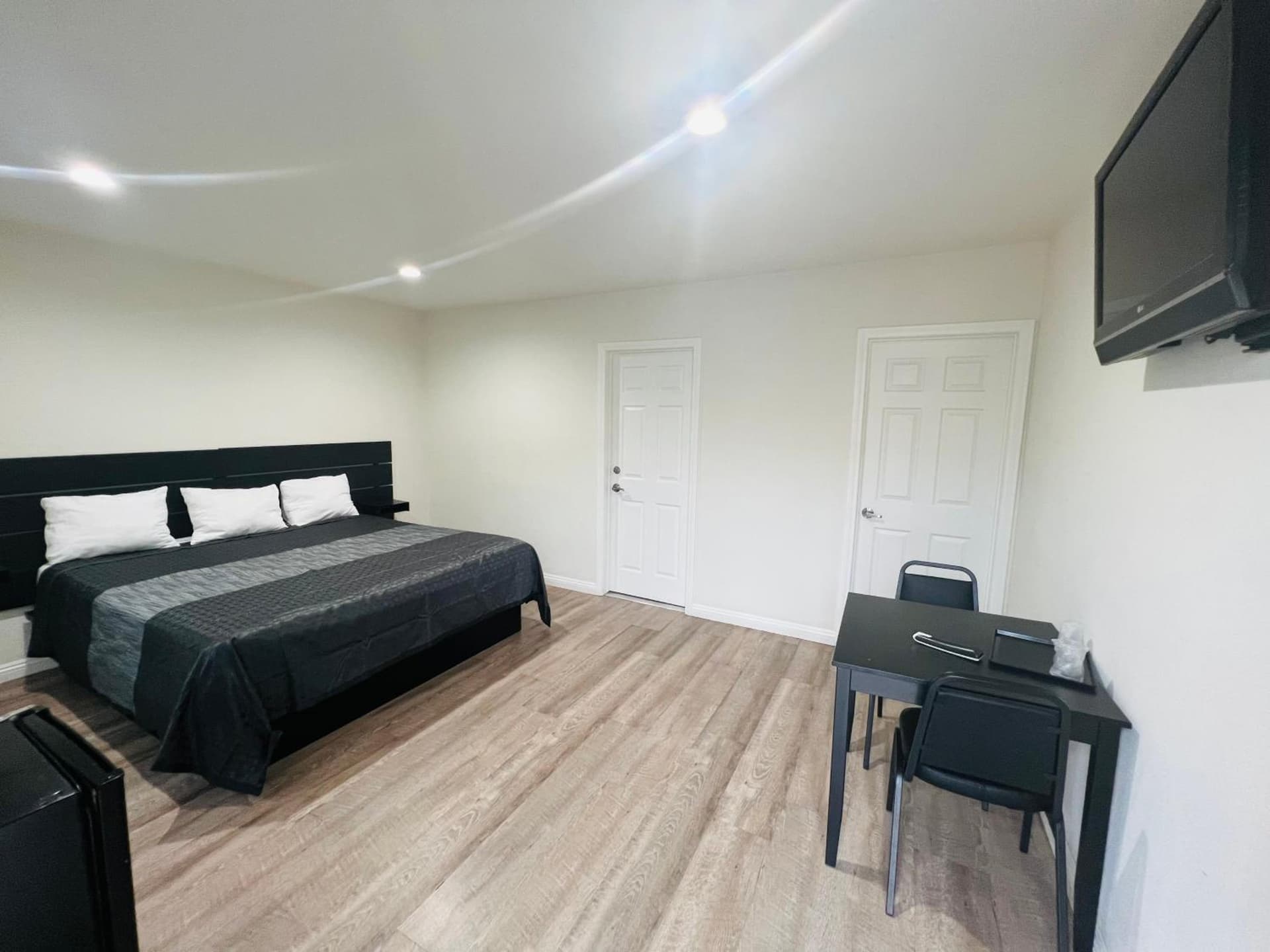 Holly Park Motel near LAX property views in Inglewood, CA — gallery photo 3