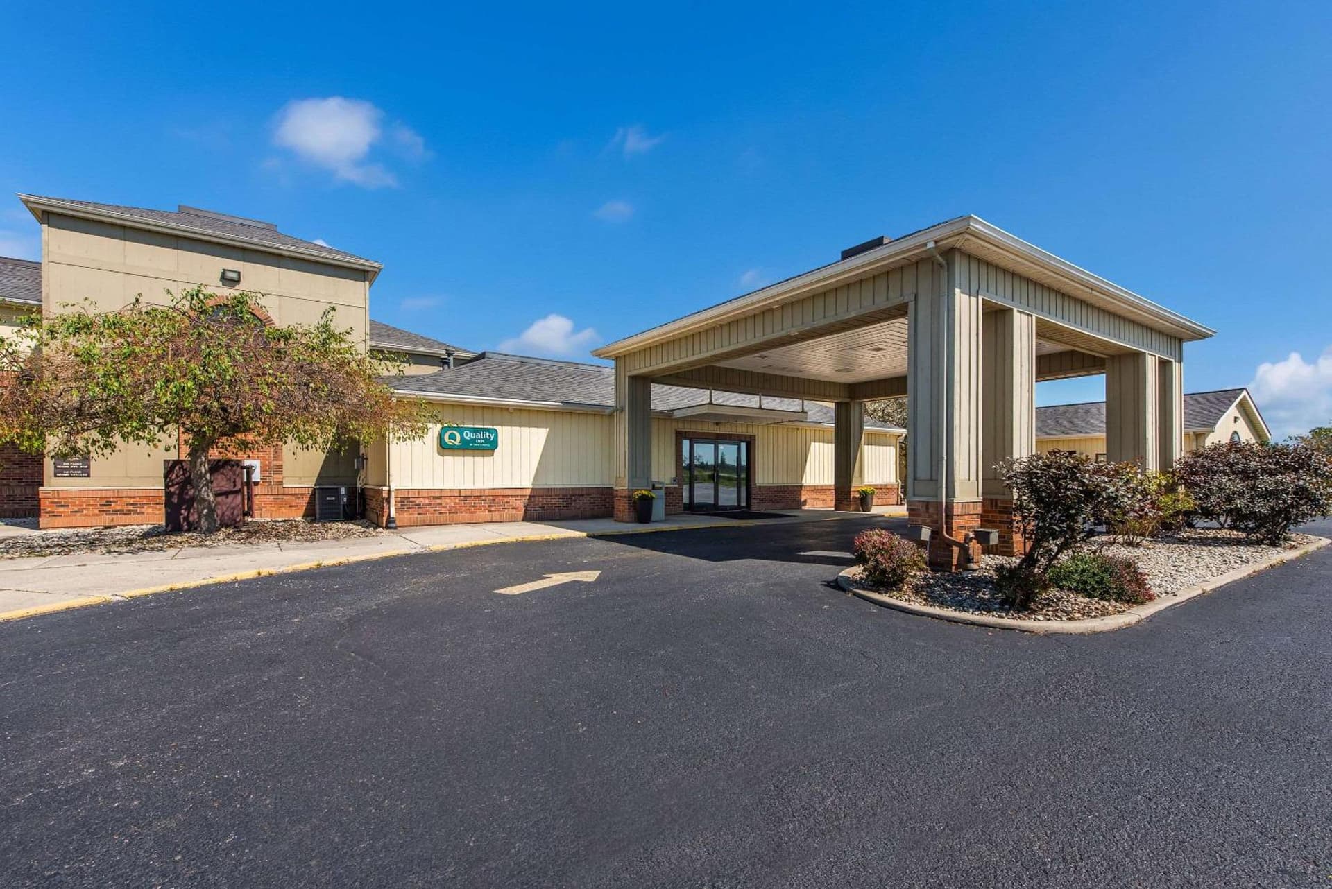Quality Inn Upper Sandusky featured exterior or lobby in Upper Sandusky, OH — similar hotel