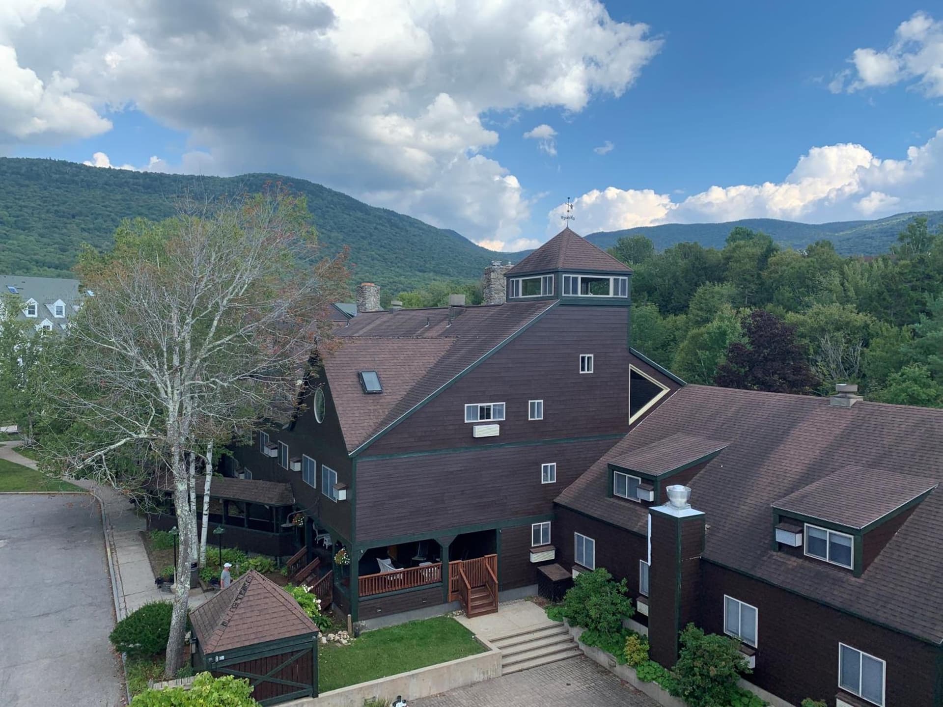 Snowy Owl Inn interior in Waterville Valley — gallery photo 2
