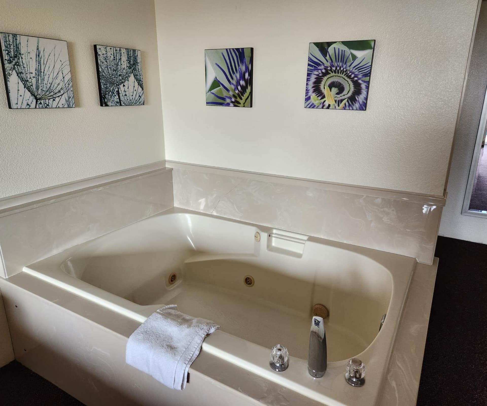 Bayview Inn interior in Crescent City, CA — gallery photo 2