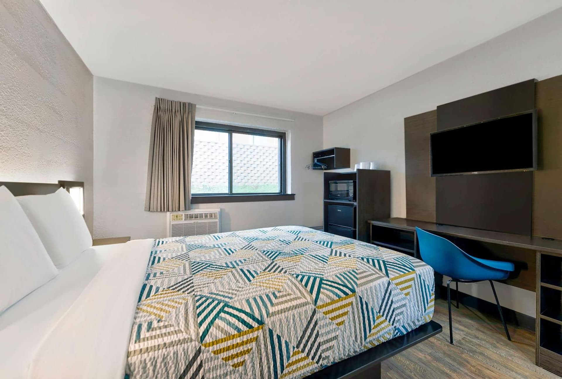 Motel 6-Cedar Rapids, IA - Airport interior in Cedar Rapids, IA — gallery photo 2