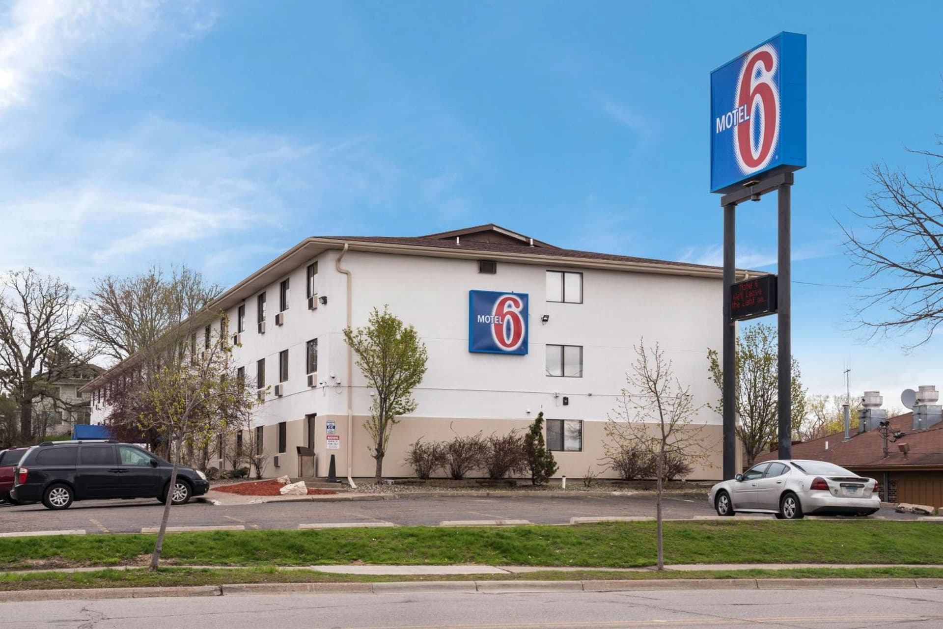 Motel 6-Saint Paul, MN - I-94 interior in Saint Paul, MN — gallery photo 2