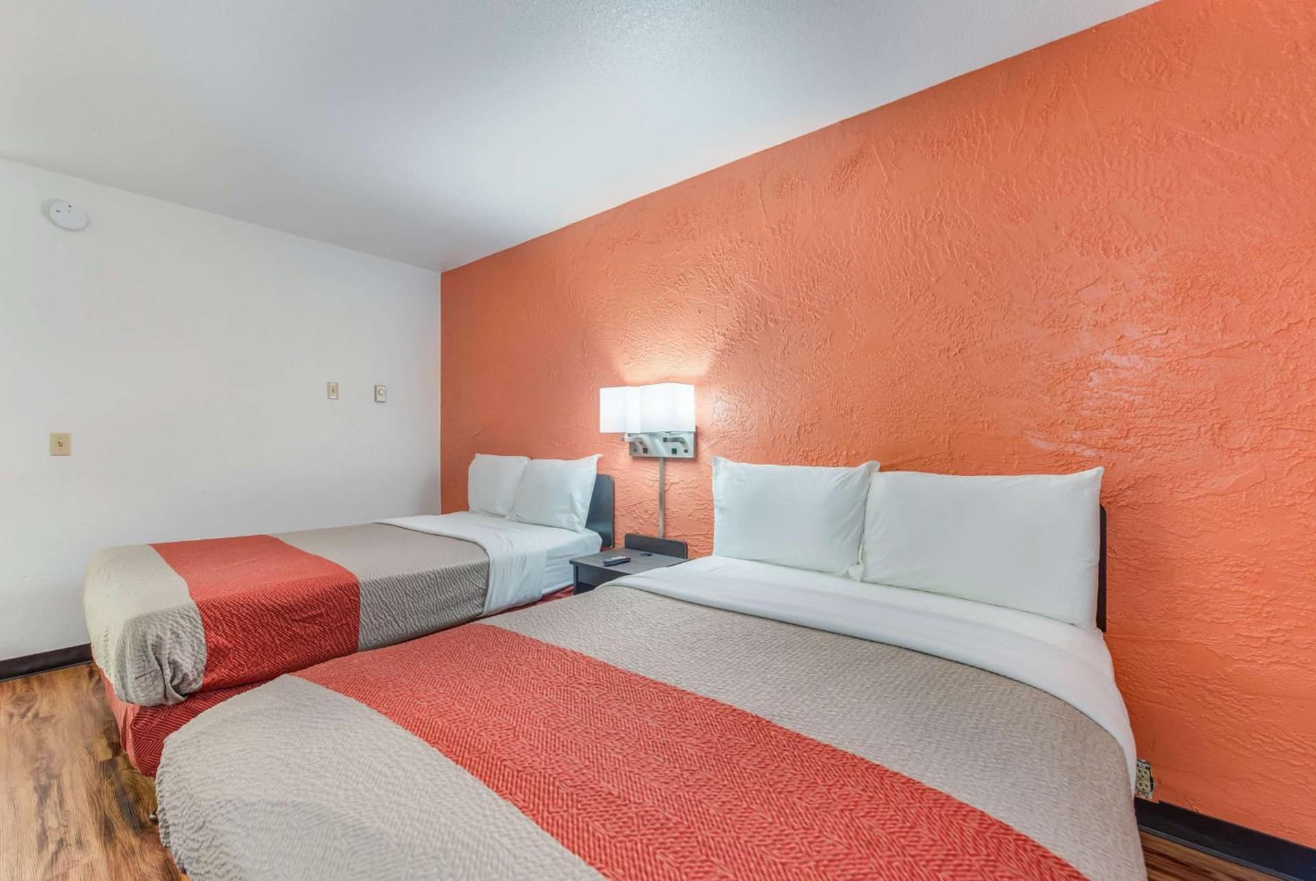 Motel 6-Saint Paul, MN - I-94 interior in Saint Paul, MN — gallery photo 2